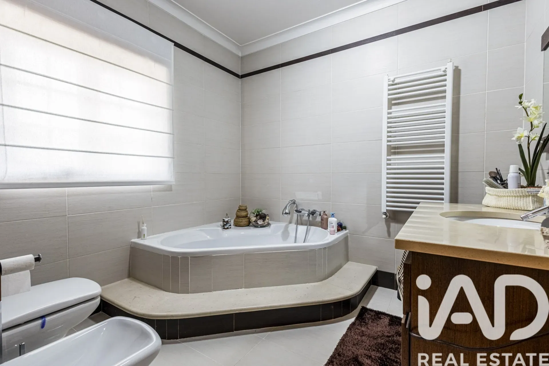 Spacious 5-Bedroom Family Home with Garden in Rio Maior, Portugal - View image 9 of 40