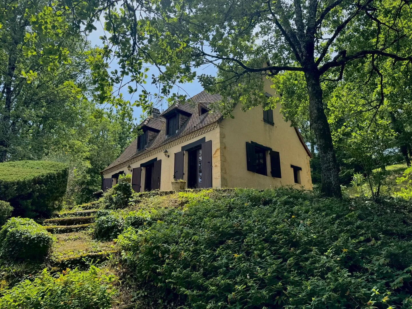 3-Bedroom House with Expansive Garden in Le Bugue's Historic Périgord Noir - Image 1