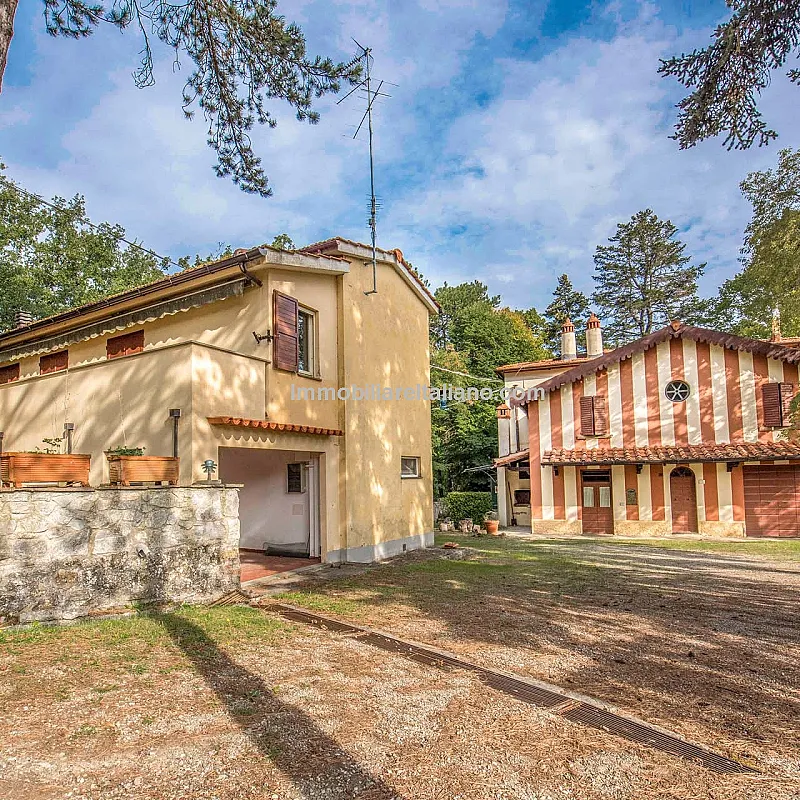 Spacious 7-Bedroom Villa with Expansive Grounds Near Arezzo, Tuscany