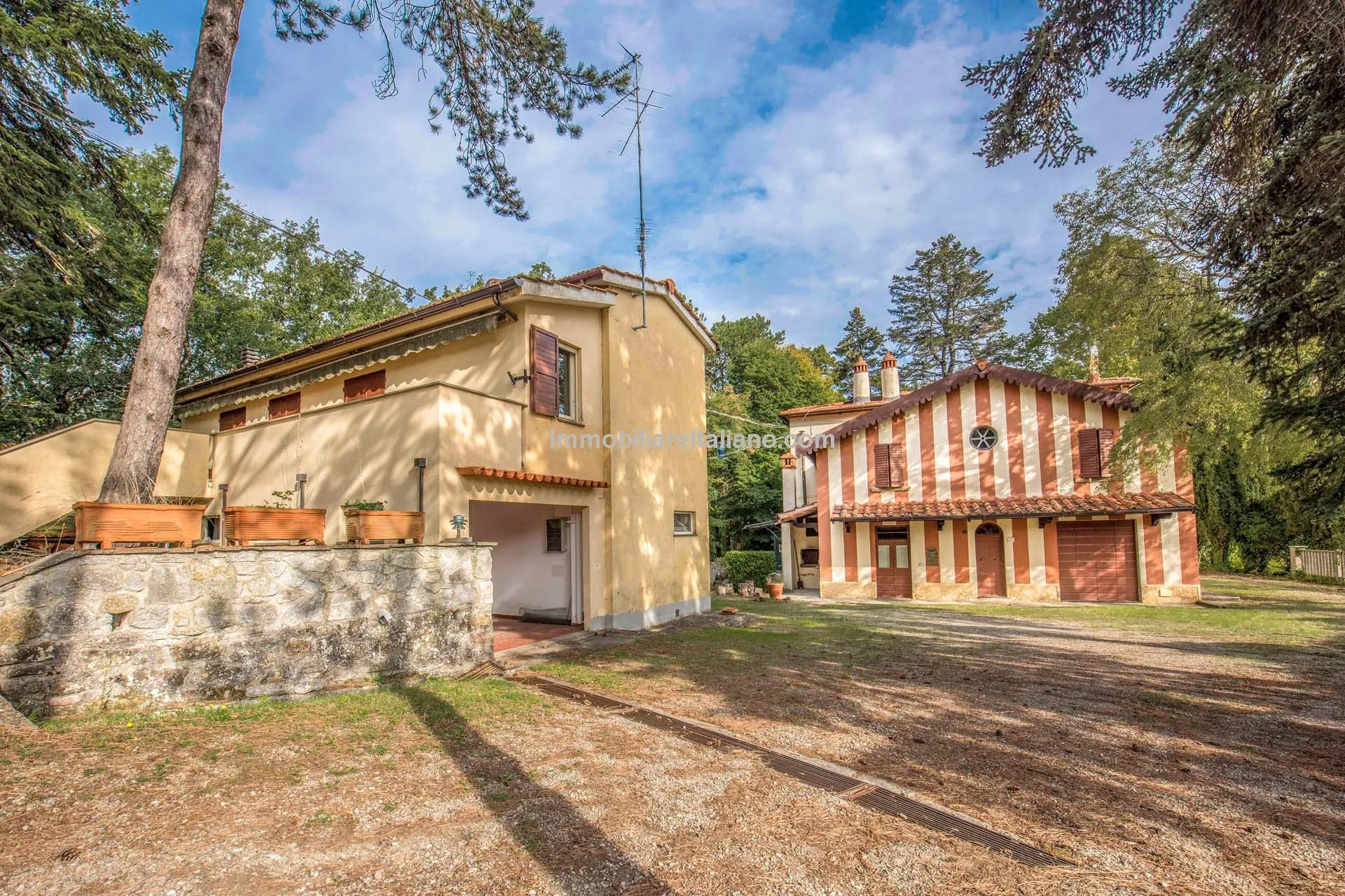 Spacious 7-Bedroom Villa with Expansive Grounds Near Arezzo, Tuscany - Image 1