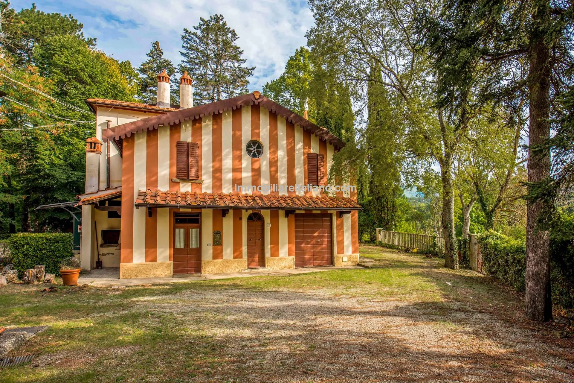 Spacious 7-Bedroom Villa with Expansive Grounds Near Arezzo, Tuscany - Image 2