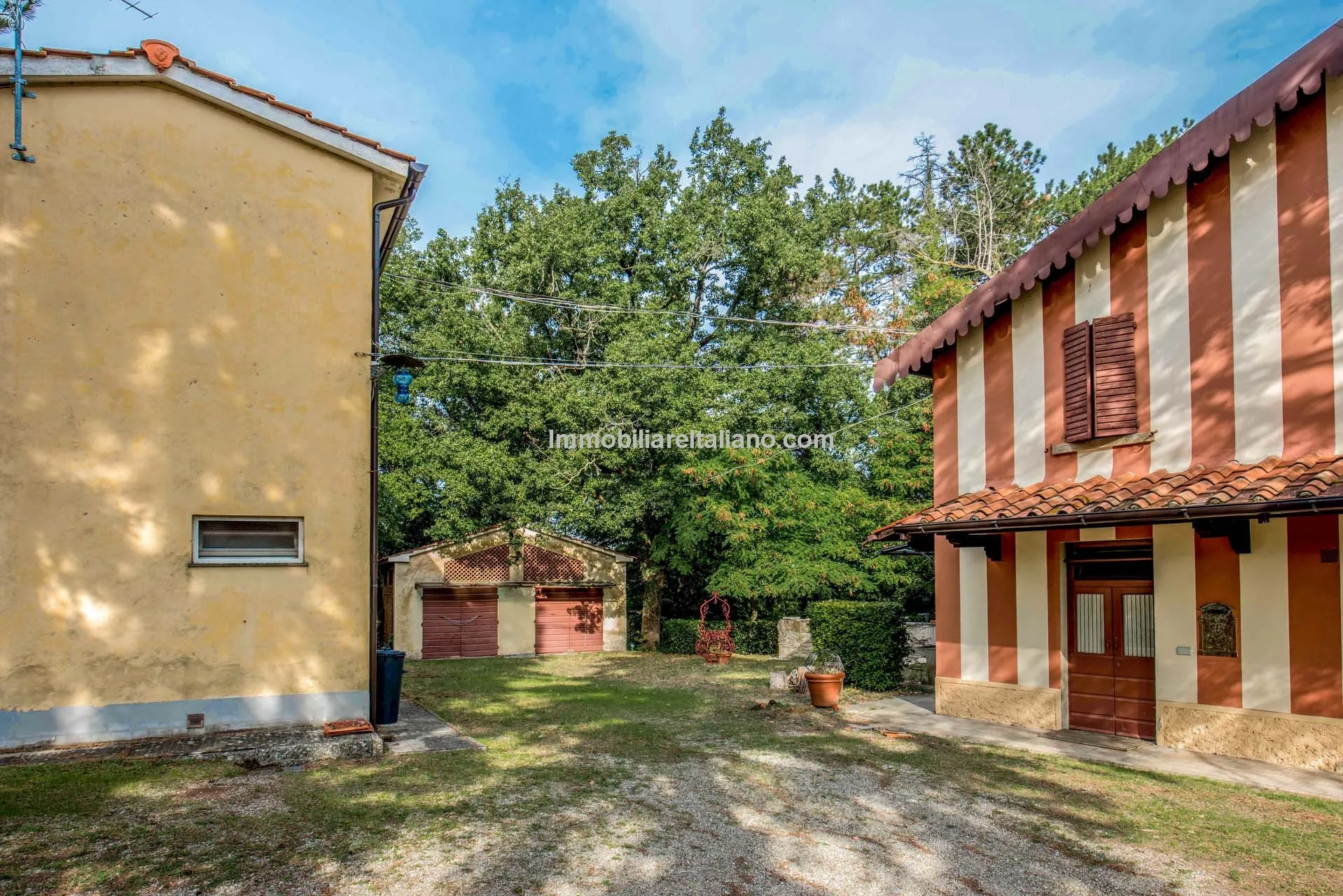 Spacious 7-Bedroom Villa with Expansive Grounds Near Arezzo, Tuscany - Image 3