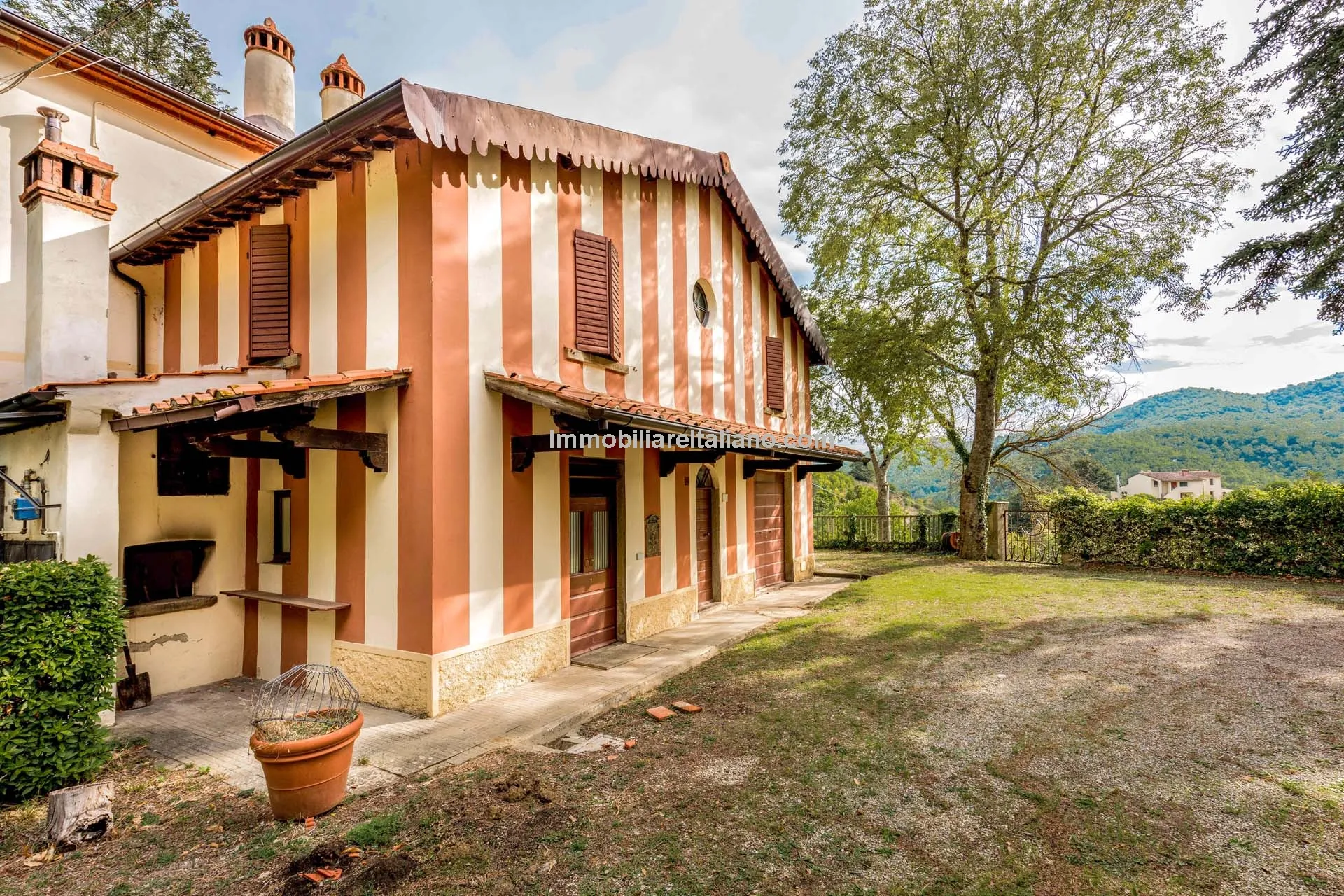 Spacious 7-Bedroom Villa with Expansive Grounds Near Arezzo, Tuscany - Image 4