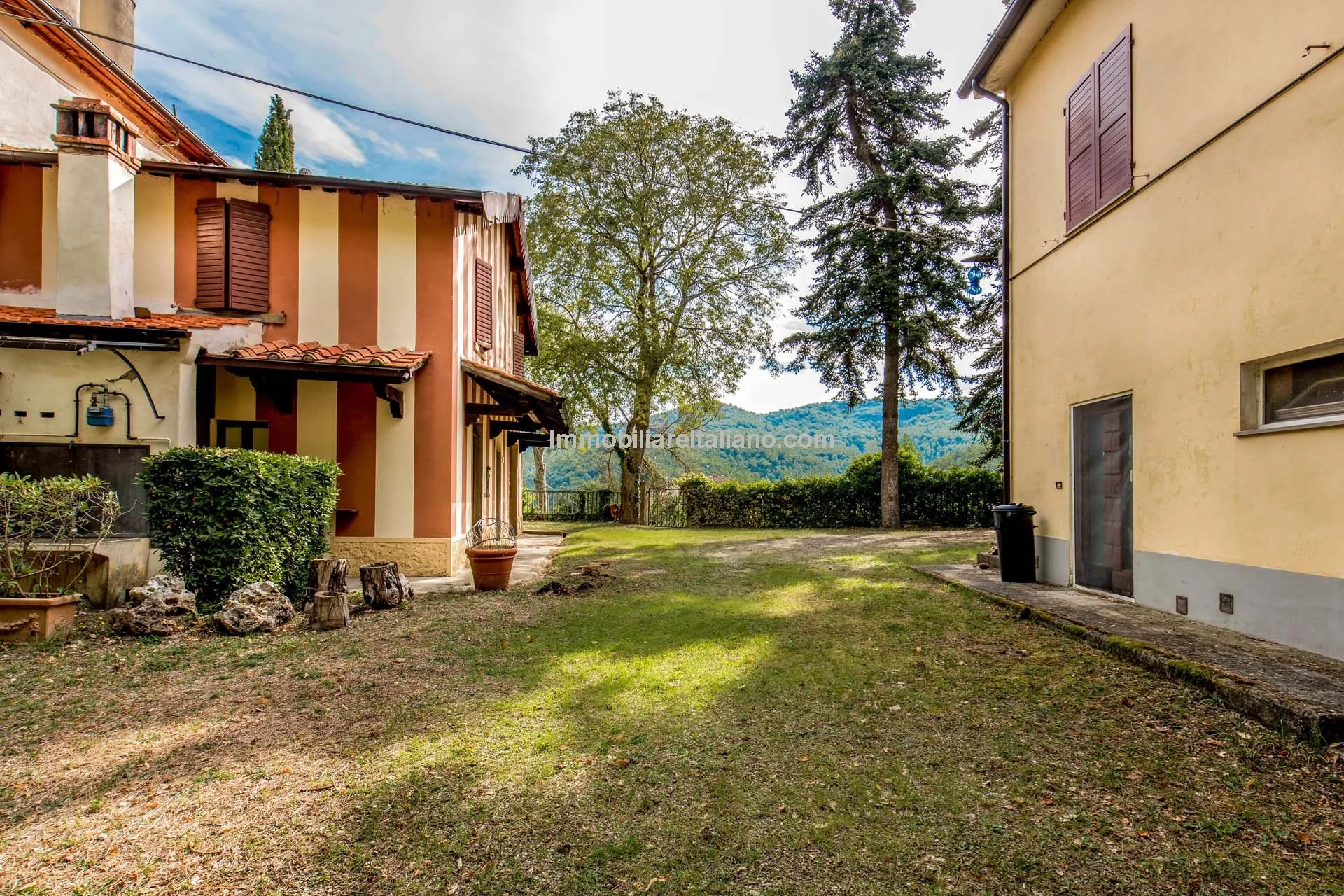 Spacious 7-Bedroom Villa with Expansive Grounds Near Arezzo, Tuscany - View image 6 of 48