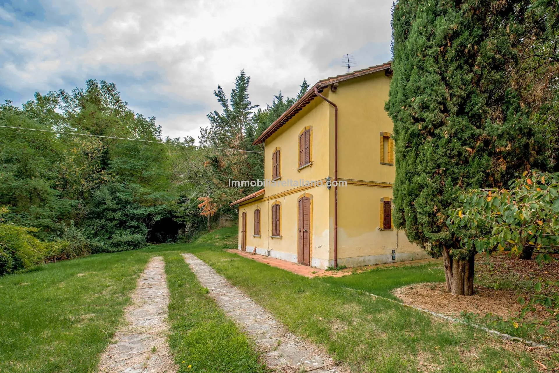 Spacious 7-Bedroom Villa with Expansive Grounds Near Arezzo, Tuscany - View image 7 of 48