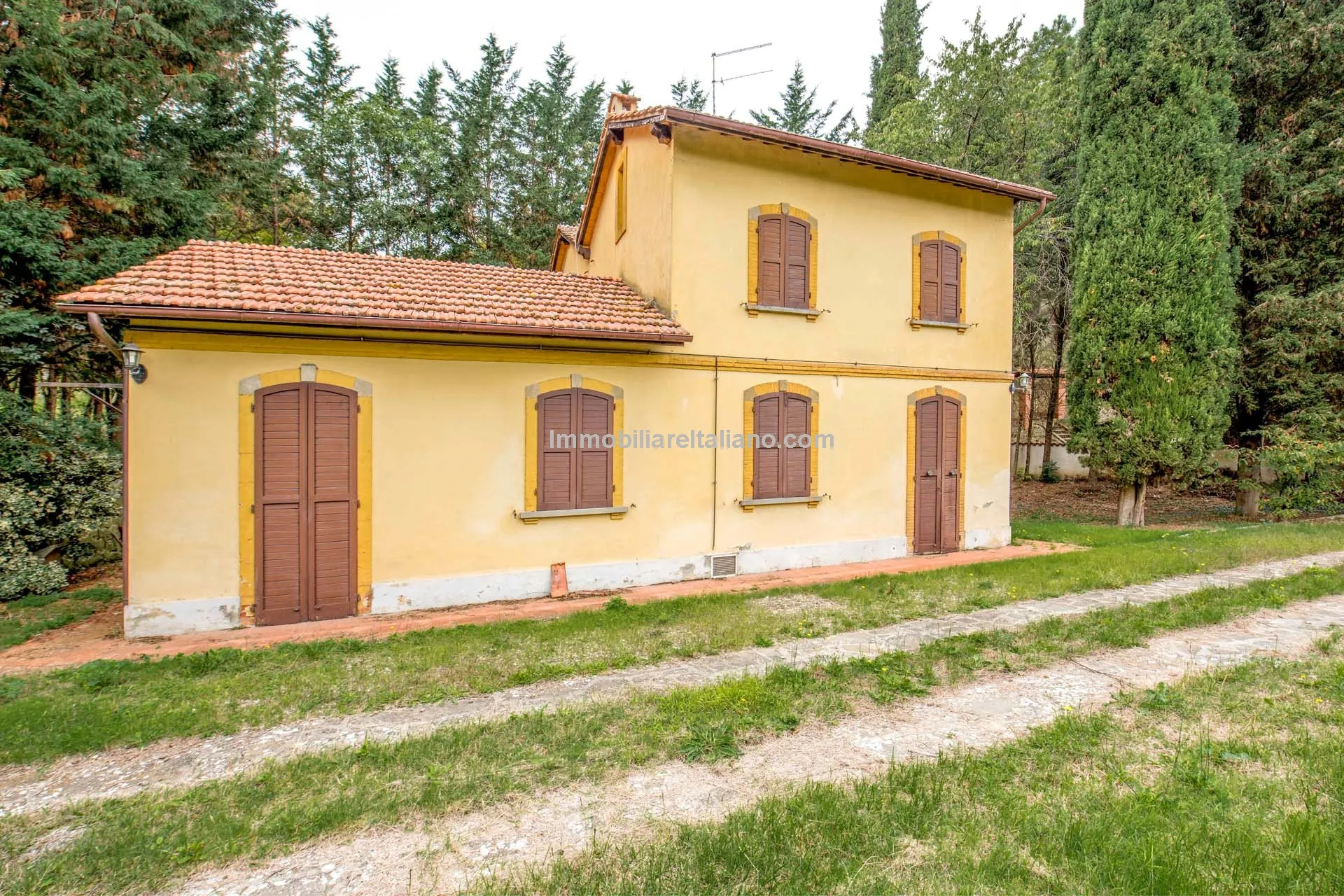 Spacious 7-Bedroom Villa with Expansive Grounds Near Arezzo, Tuscany - View image 9 of 48