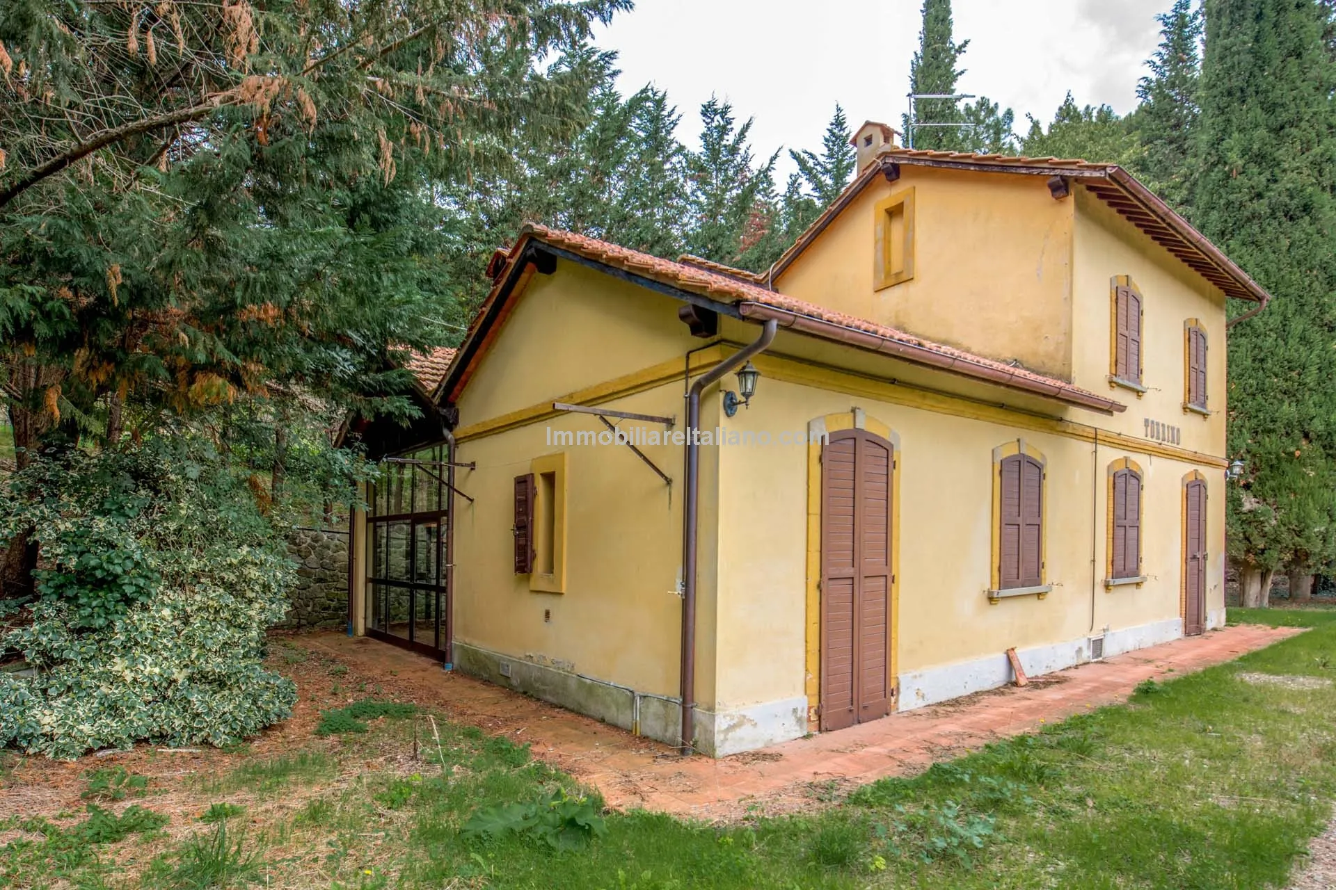 Spacious 7-Bedroom Villa with Expansive Grounds Near Arezzo, Tuscany - View image 10 of 48