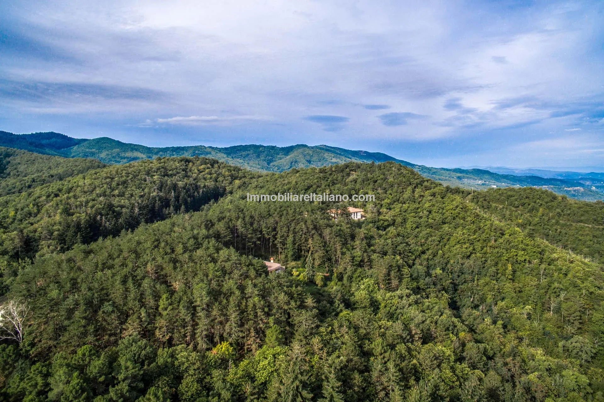Spacious 7-Bedroom Villa with Expansive Grounds Near Arezzo, Tuscany - View image 12 of 48