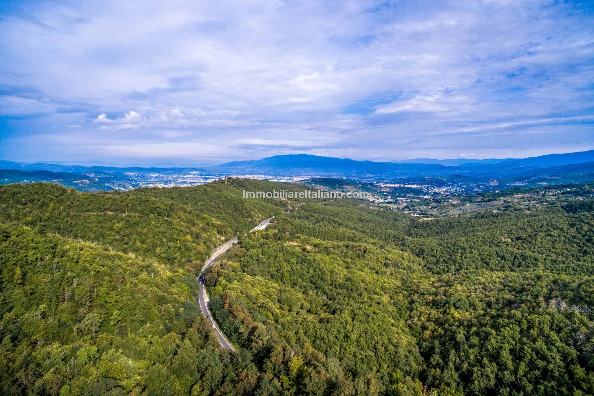 Spacious 7-Bedroom Villa with Expansive Grounds Near Arezzo, Tuscany - View image 13 of 48