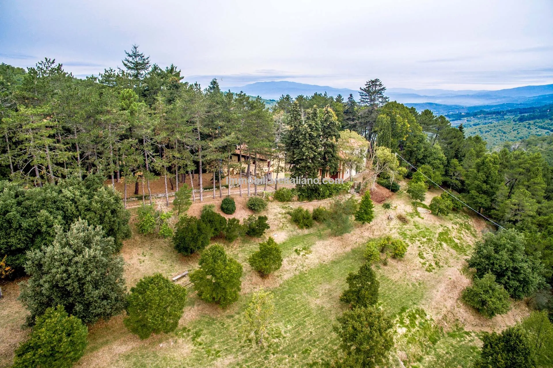 Spacious 7-Bedroom Villa with Expansive Grounds Near Arezzo, Tuscany - View image 14 of 48