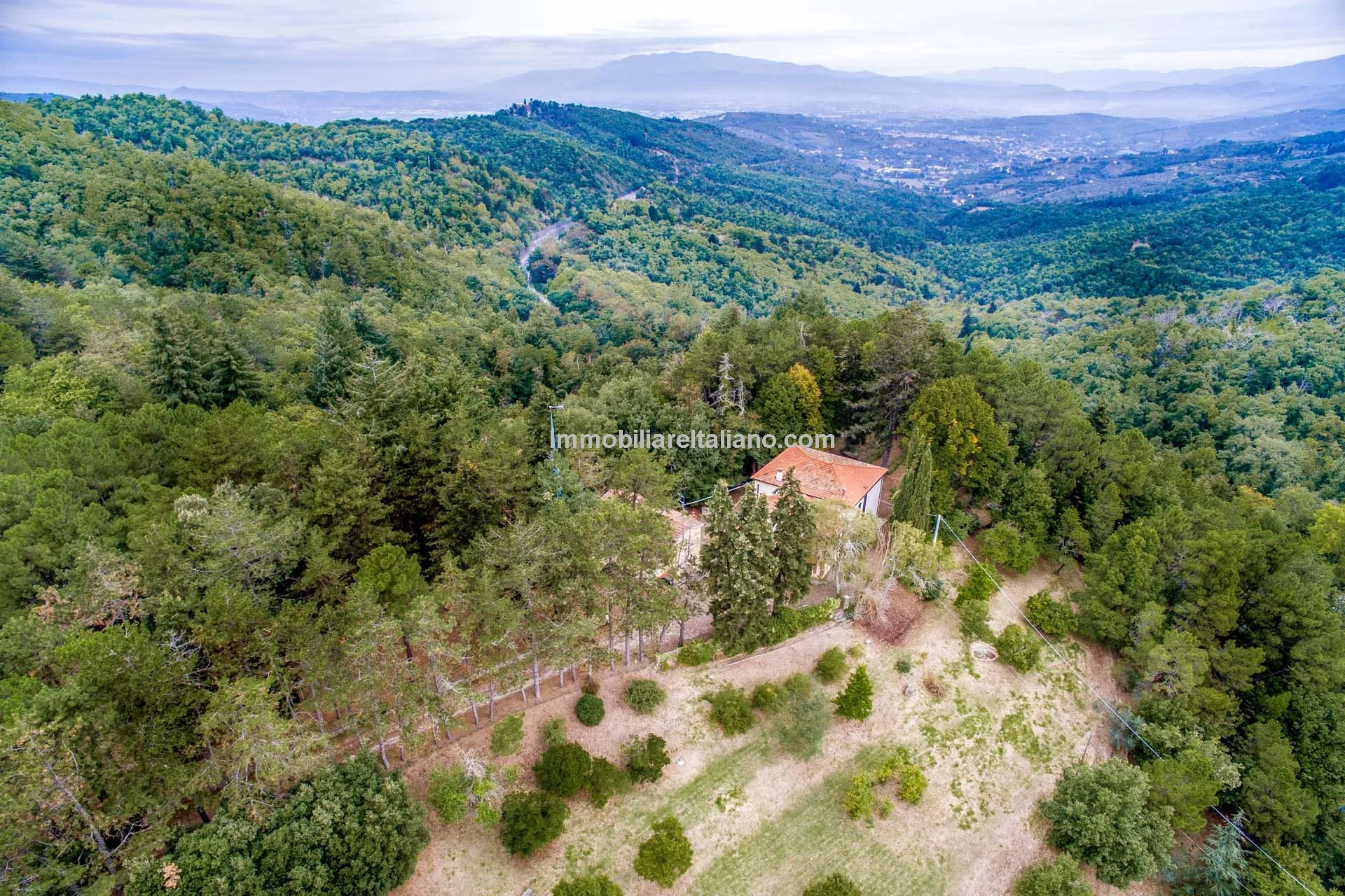 Spacious 7-Bedroom Villa with Expansive Grounds Near Arezzo, Tuscany - View image 15 of 48