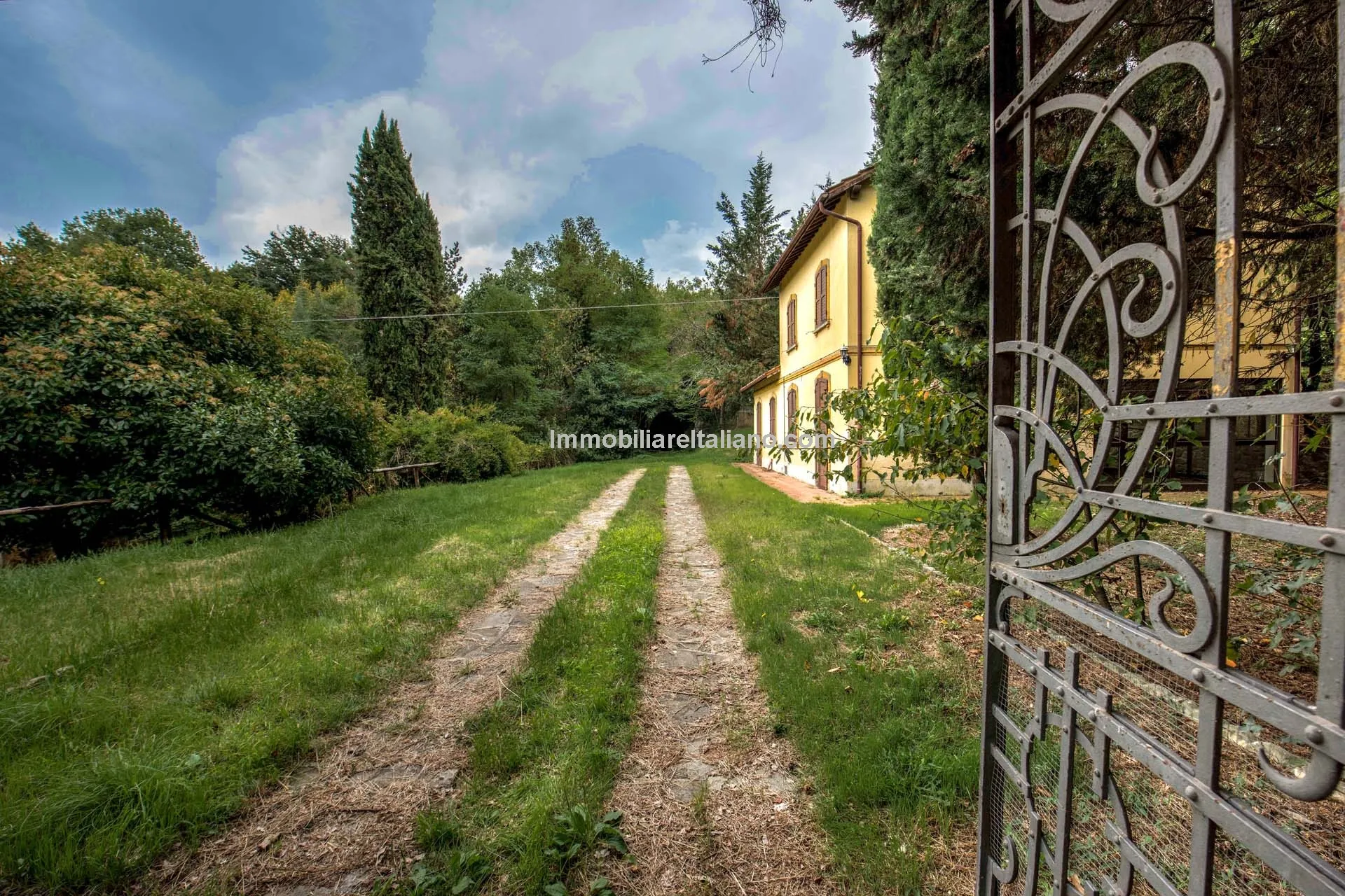 Spacious 7-Bedroom Villa with Expansive Grounds Near Arezzo, Tuscany - View image 16 of 48