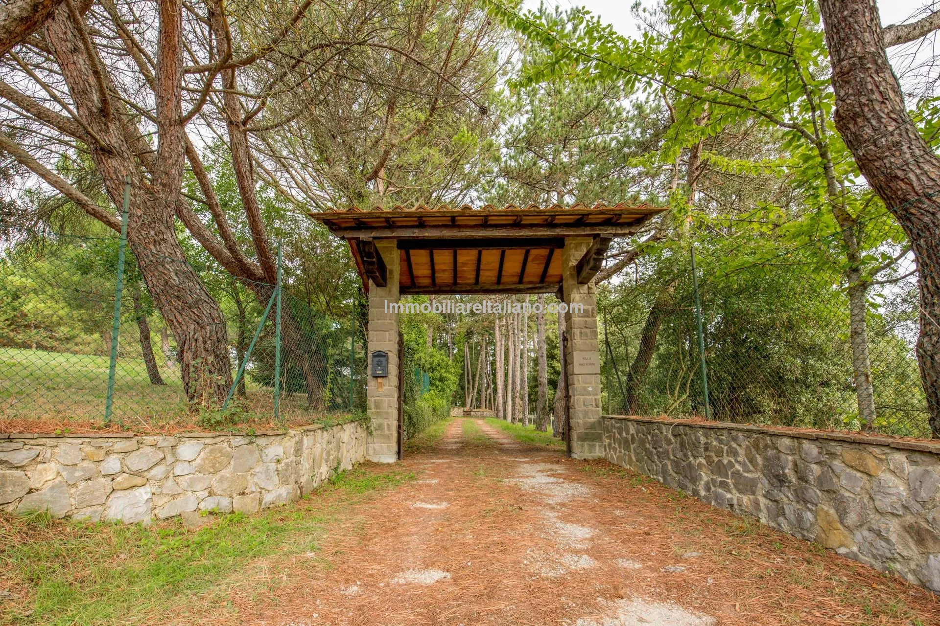 Spacious 7-Bedroom Villa with Expansive Grounds Near Arezzo, Tuscany - View image 17 of 48