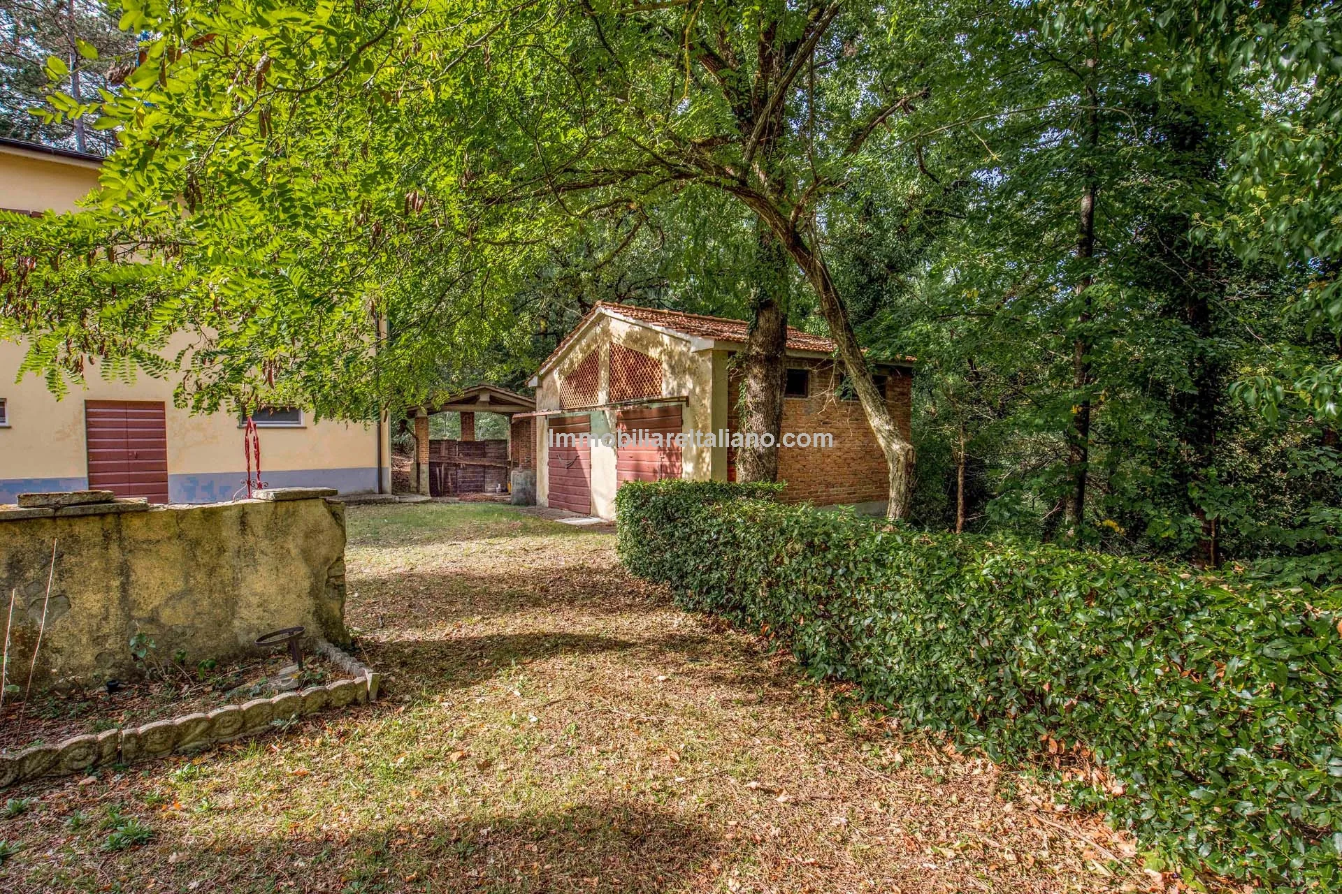 Spacious 7-Bedroom Villa with Expansive Grounds Near Arezzo, Tuscany - View image 20 of 48