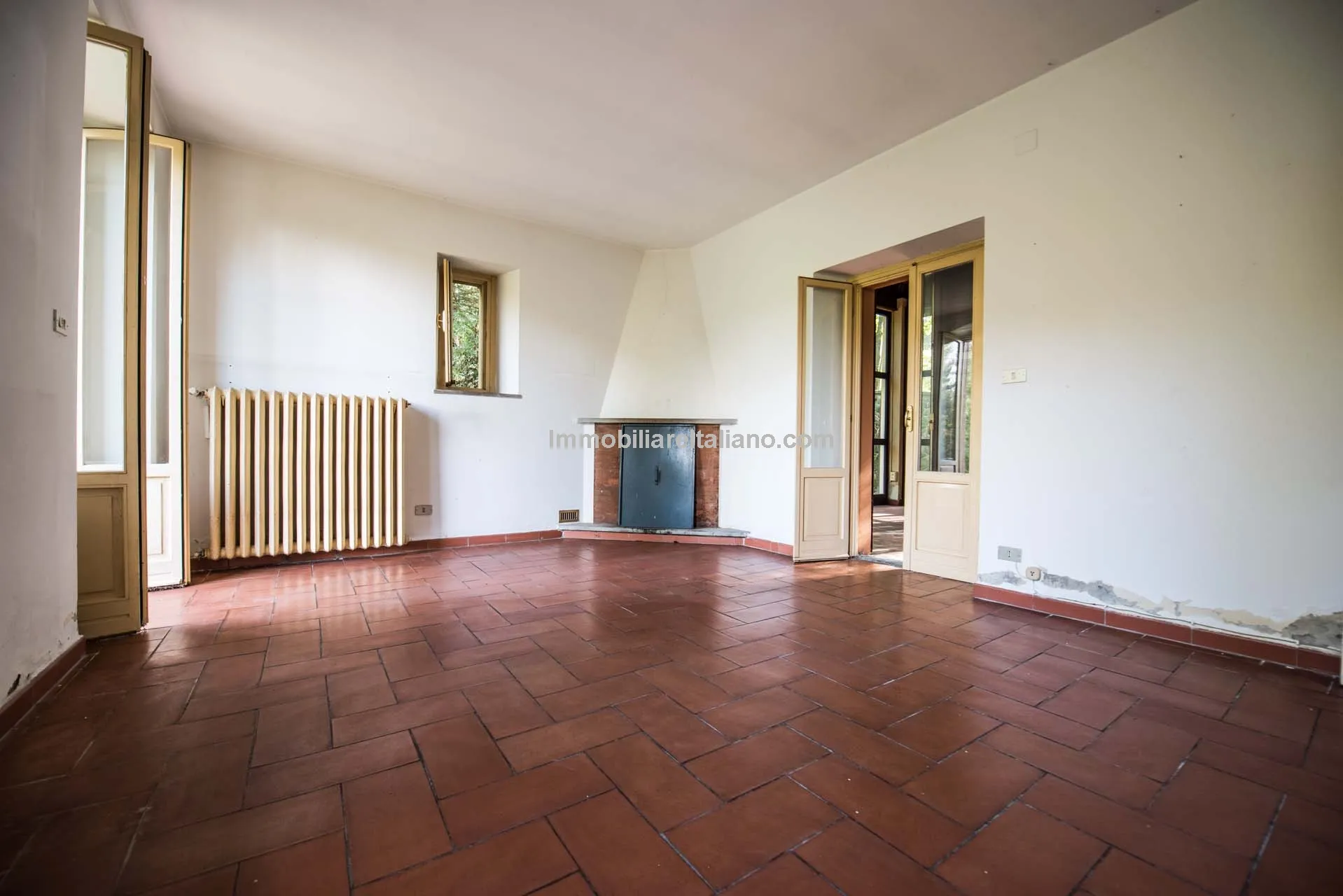 Spacious 7-Bedroom Villa with Expansive Grounds Near Arezzo, Tuscany - View image 23 of 48