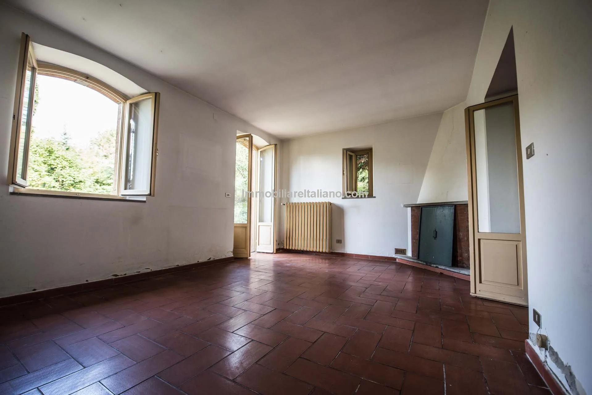 Spacious 7-Bedroom Villa with Expansive Grounds Near Arezzo, Tuscany - View image 24 of 48