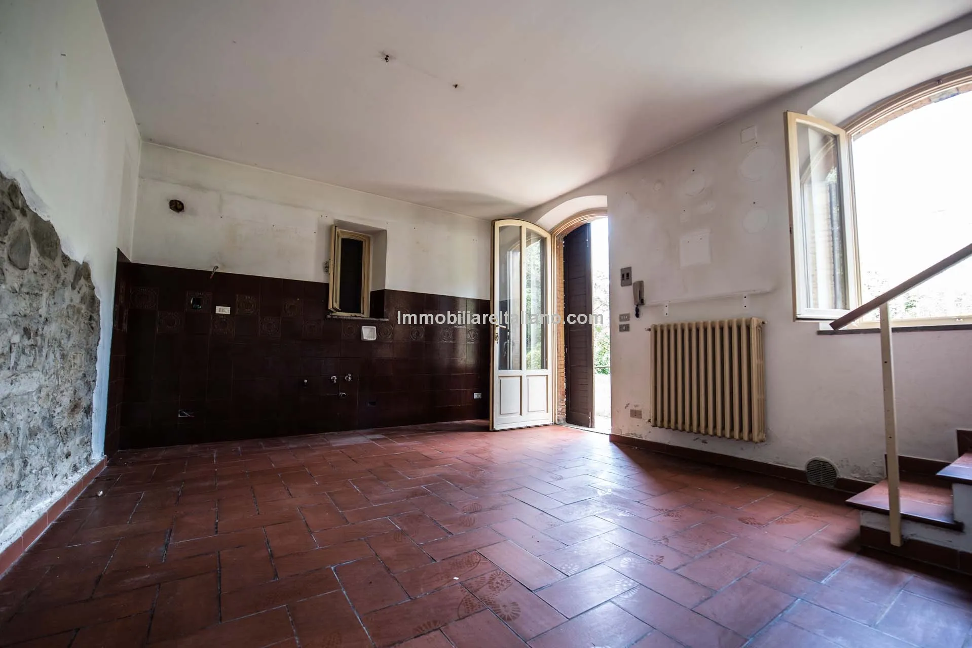 Spacious 7-Bedroom Villa with Expansive Grounds Near Arezzo, Tuscany - View image 25 of 48