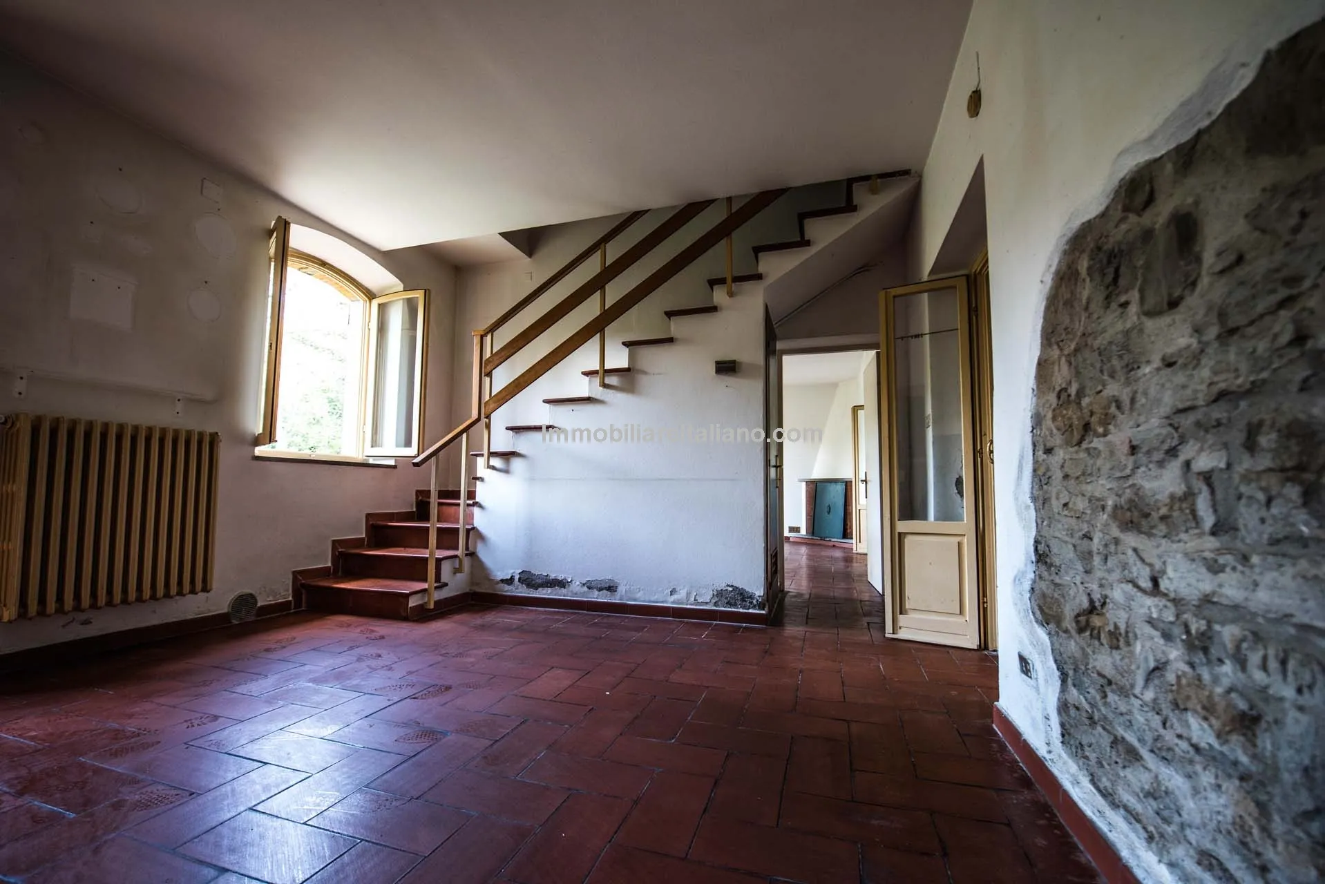 Spacious 7-Bedroom Villa with Expansive Grounds Near Arezzo, Tuscany - View image 26 of 48