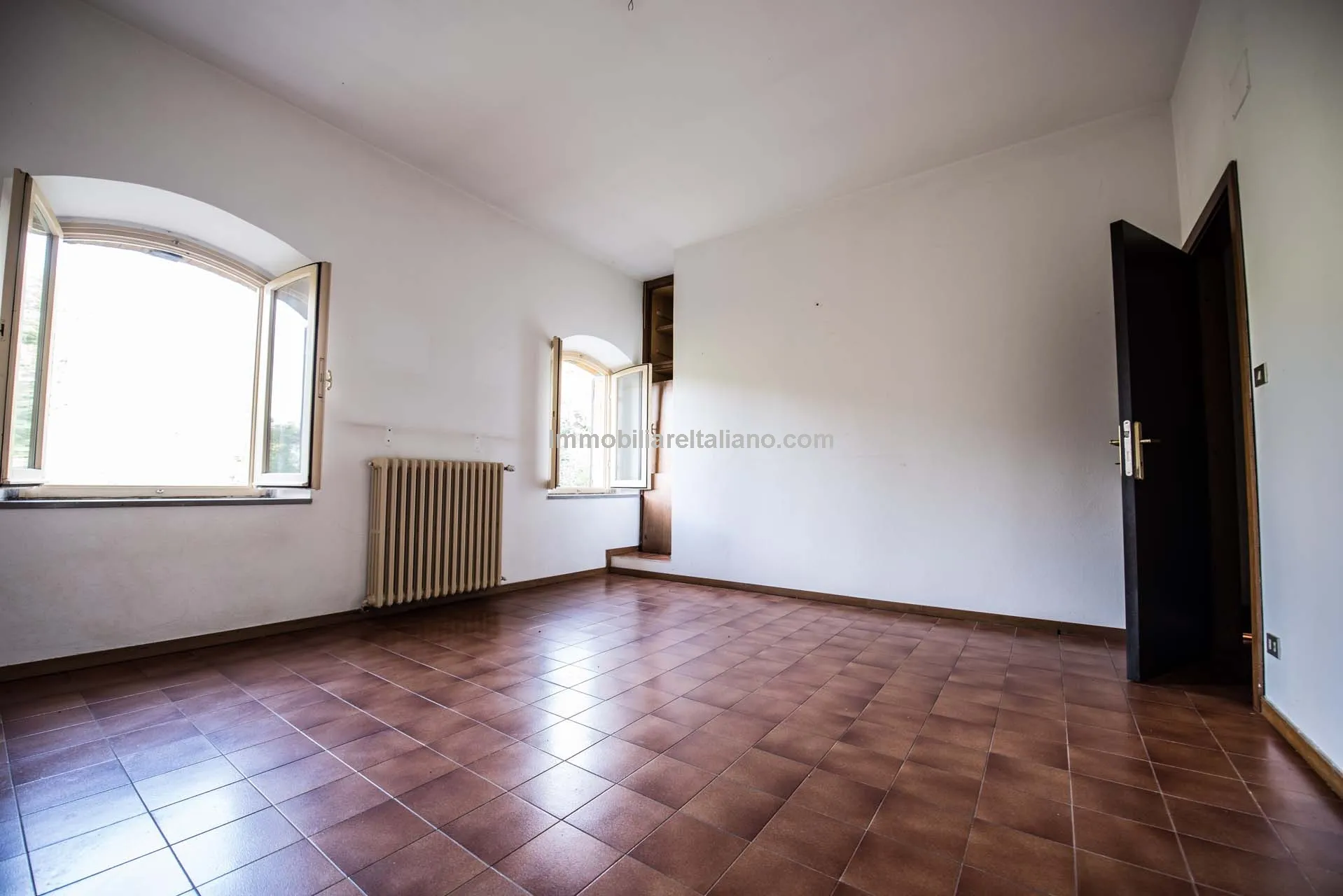 Spacious 7-Bedroom Villa with Expansive Grounds Near Arezzo, Tuscany - View image 27 of 48