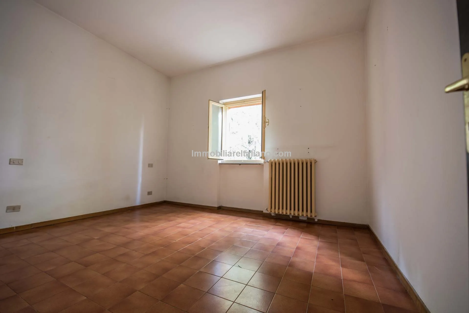 Spacious 7-Bedroom Villa with Expansive Grounds Near Arezzo, Tuscany - View image 28 of 48