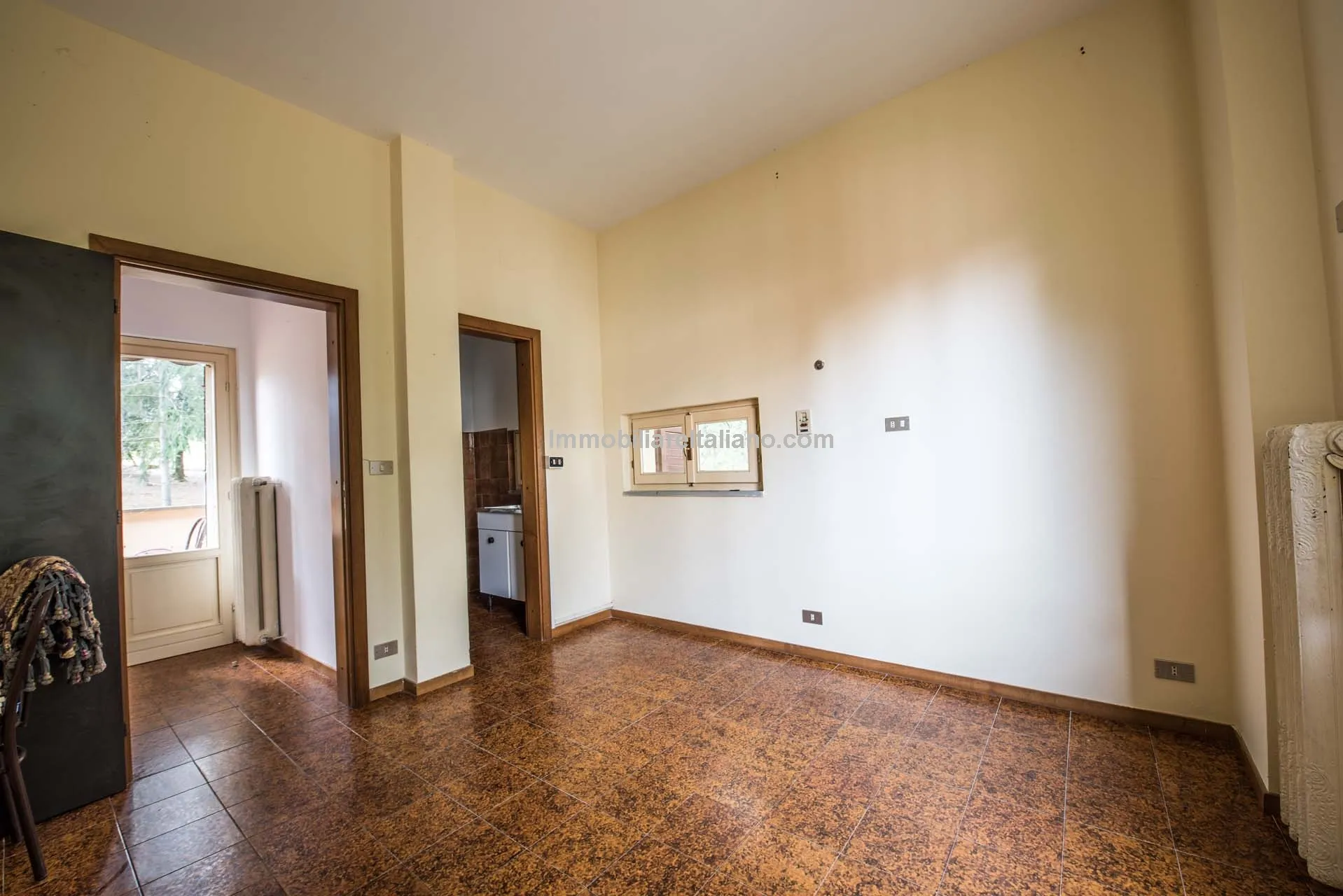 Spacious 7-Bedroom Villa with Expansive Grounds Near Arezzo, Tuscany - View image 32 of 48