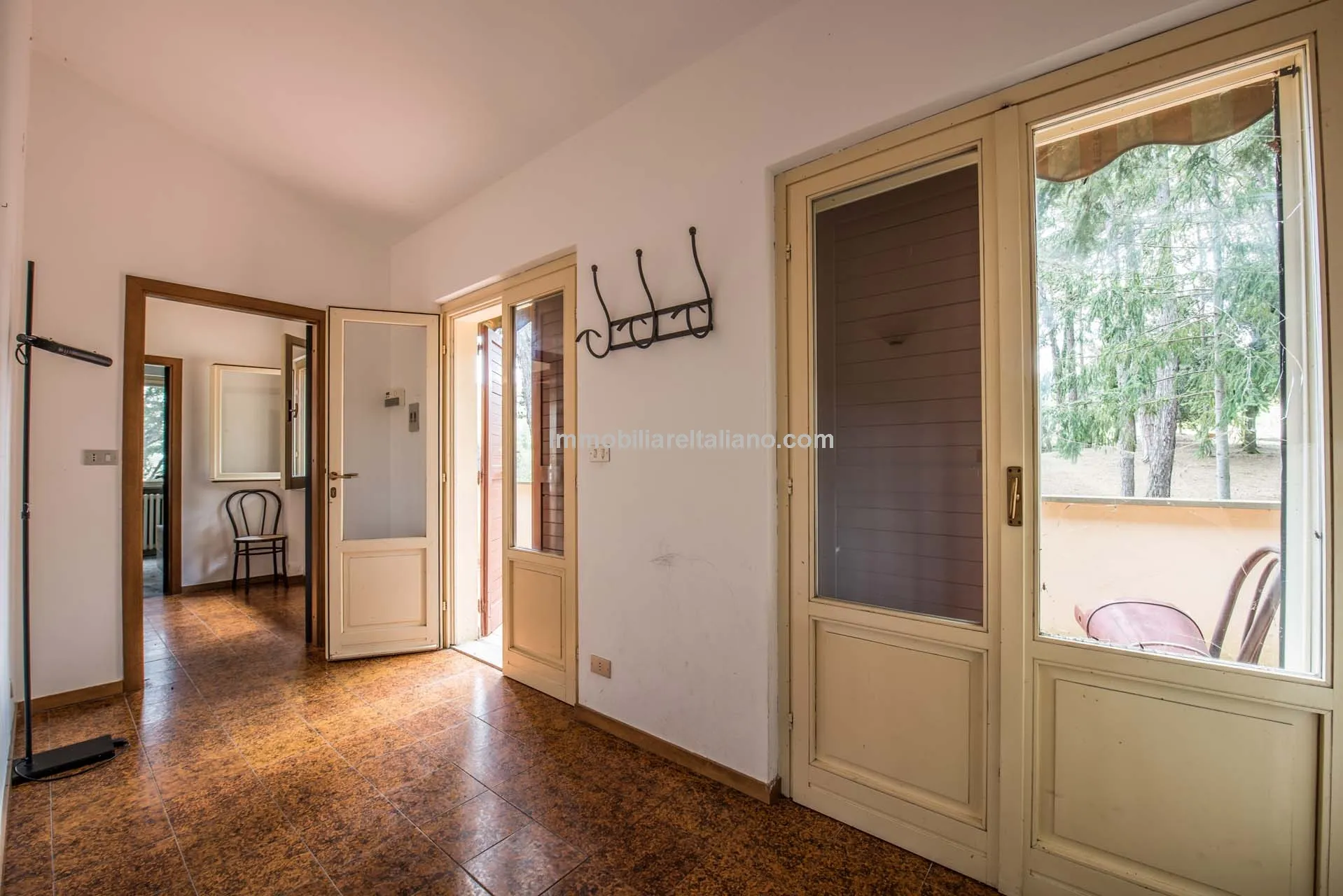 Spacious 7-Bedroom Villa with Expansive Grounds Near Arezzo, Tuscany - View image 33 of 48