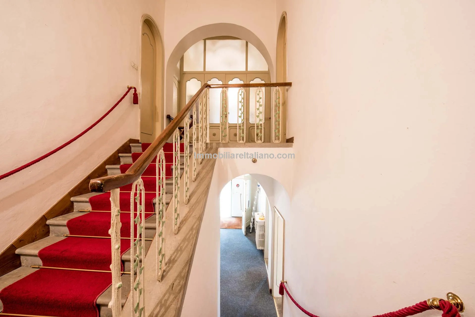 Spacious 7-Bedroom Villa with Expansive Grounds Near Arezzo, Tuscany - View image 35 of 48