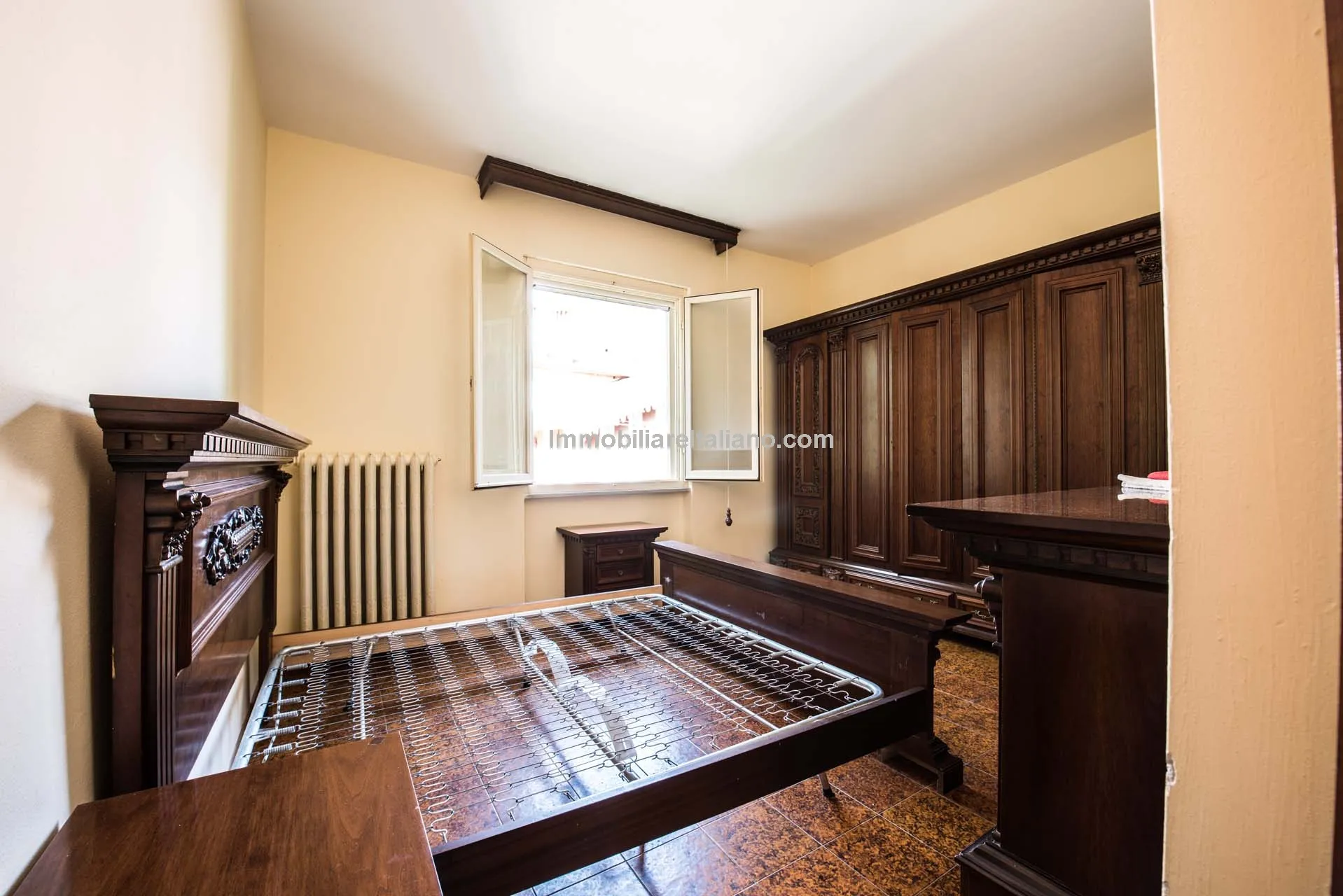 Spacious 7-Bedroom Villa with Expansive Grounds Near Arezzo, Tuscany - View image 36 of 48