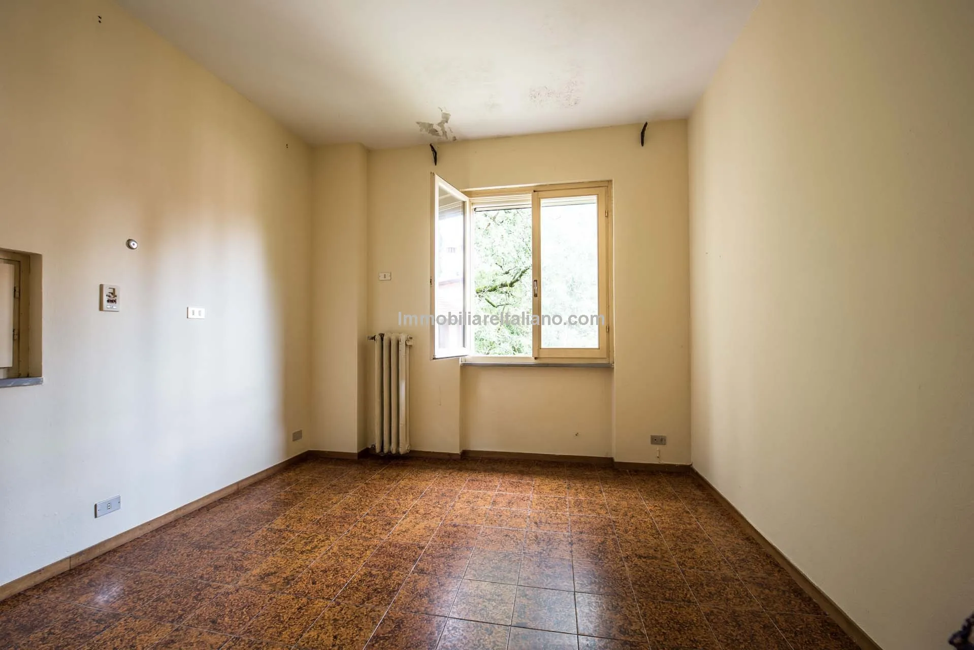 Spacious 7-Bedroom Villa with Expansive Grounds Near Arezzo, Tuscany - View image 37 of 48