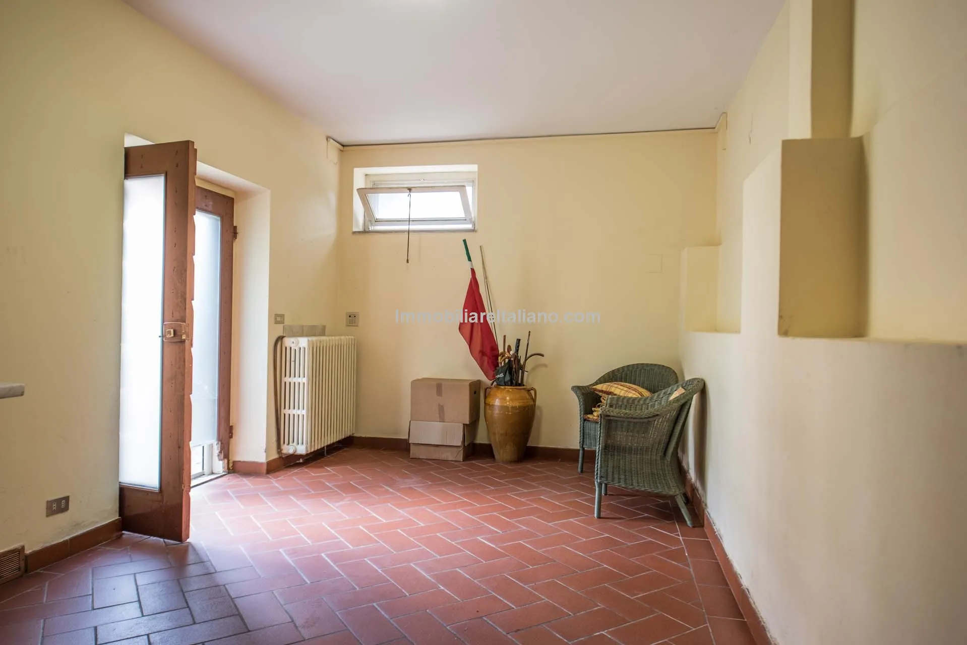 Spacious 7-Bedroom Villa with Expansive Grounds Near Arezzo, Tuscany - View image 38 of 48