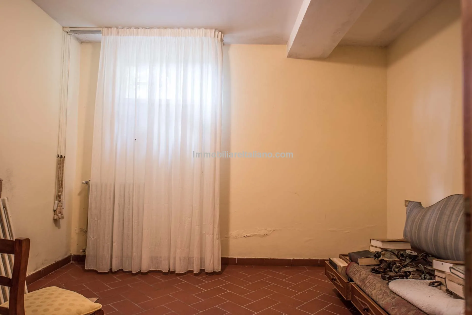 Spacious 7-Bedroom Villa with Expansive Grounds Near Arezzo, Tuscany - View image 39 of 48