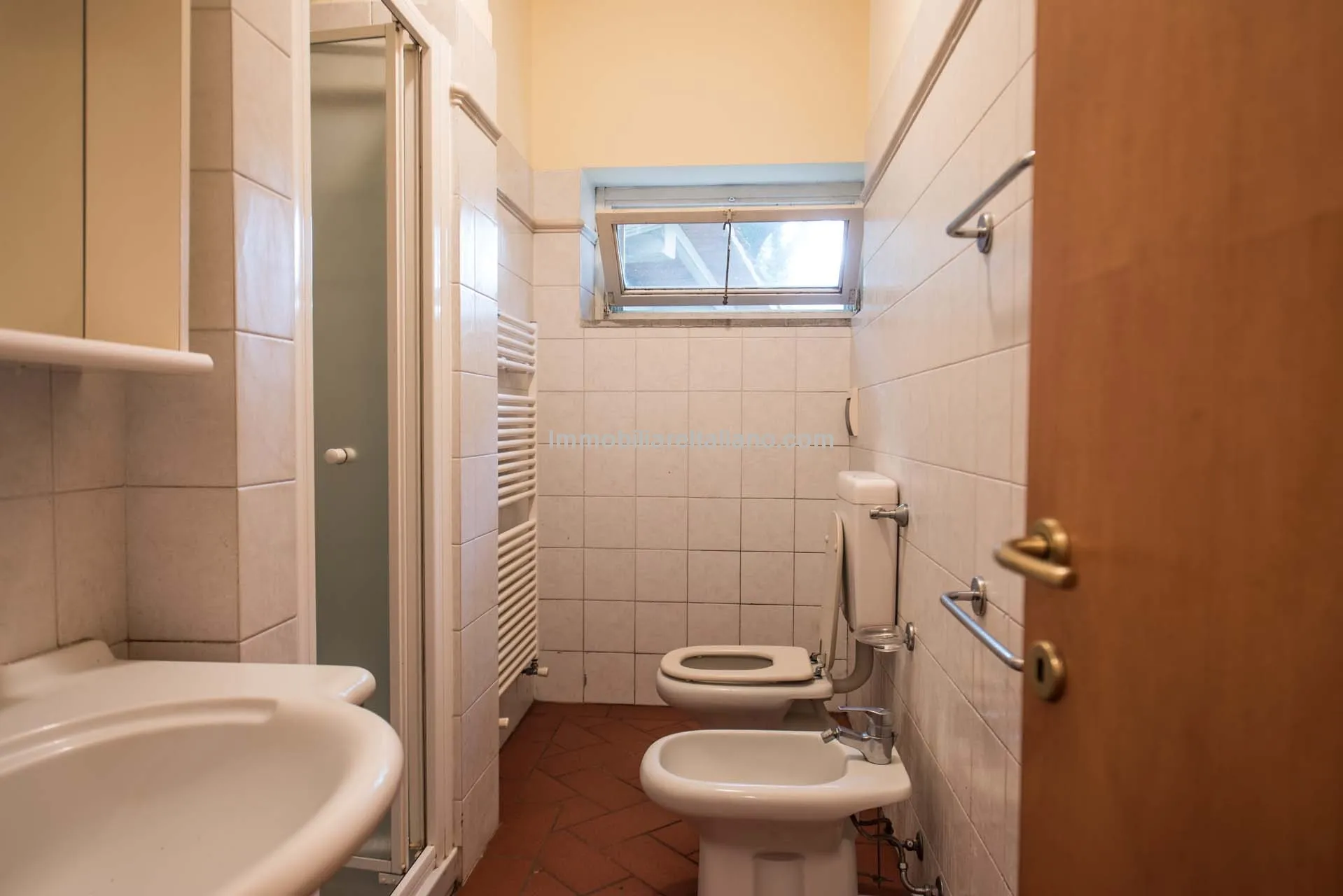 Spacious 7-Bedroom Villa with Expansive Grounds Near Arezzo, Tuscany - View image 40 of 48