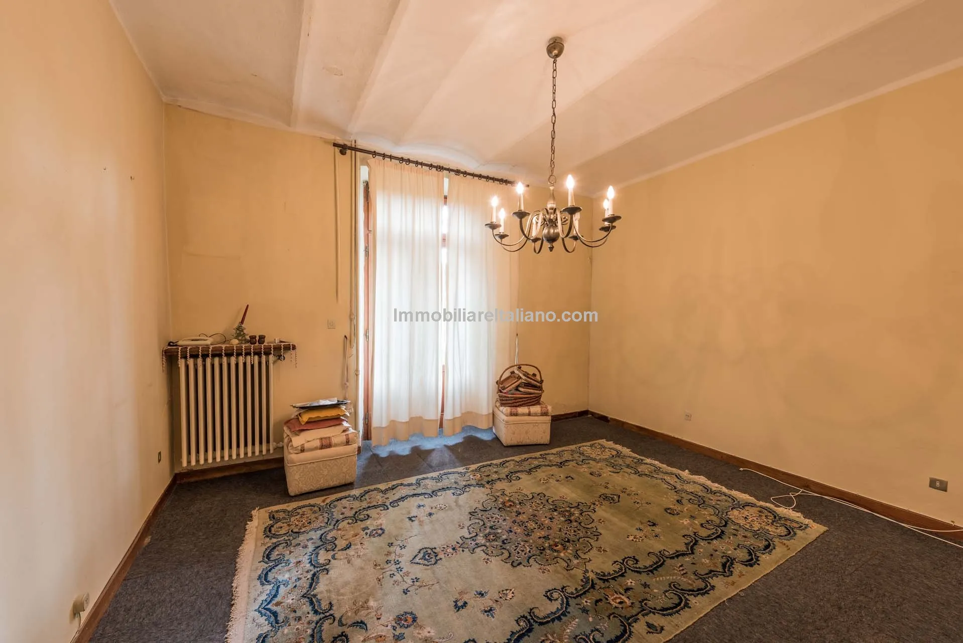 Spacious 7-Bedroom Villa with Expansive Grounds Near Arezzo, Tuscany - View image 41 of 48