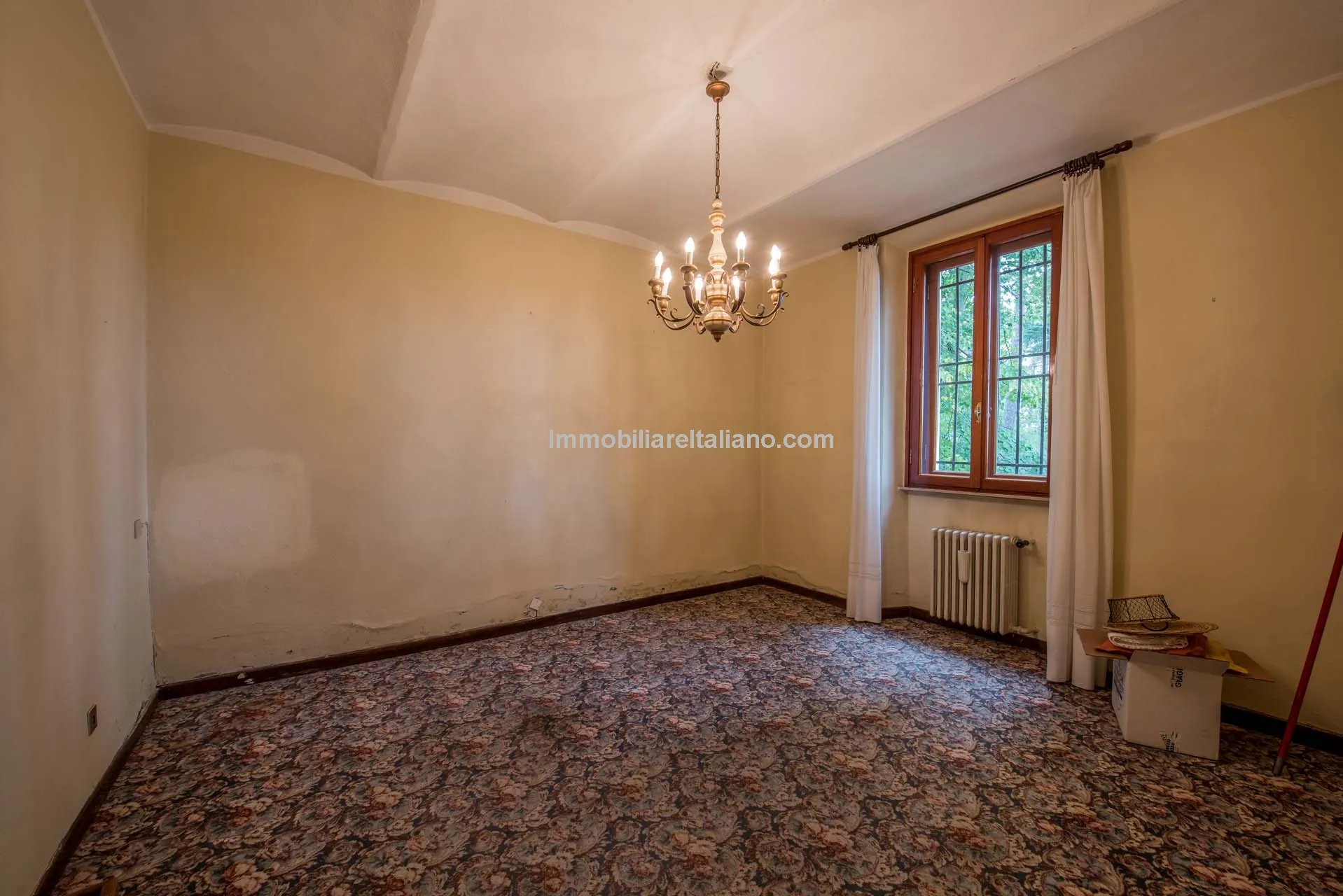 Spacious 7-Bedroom Villa with Expansive Grounds Near Arezzo, Tuscany - View image 42 of 48