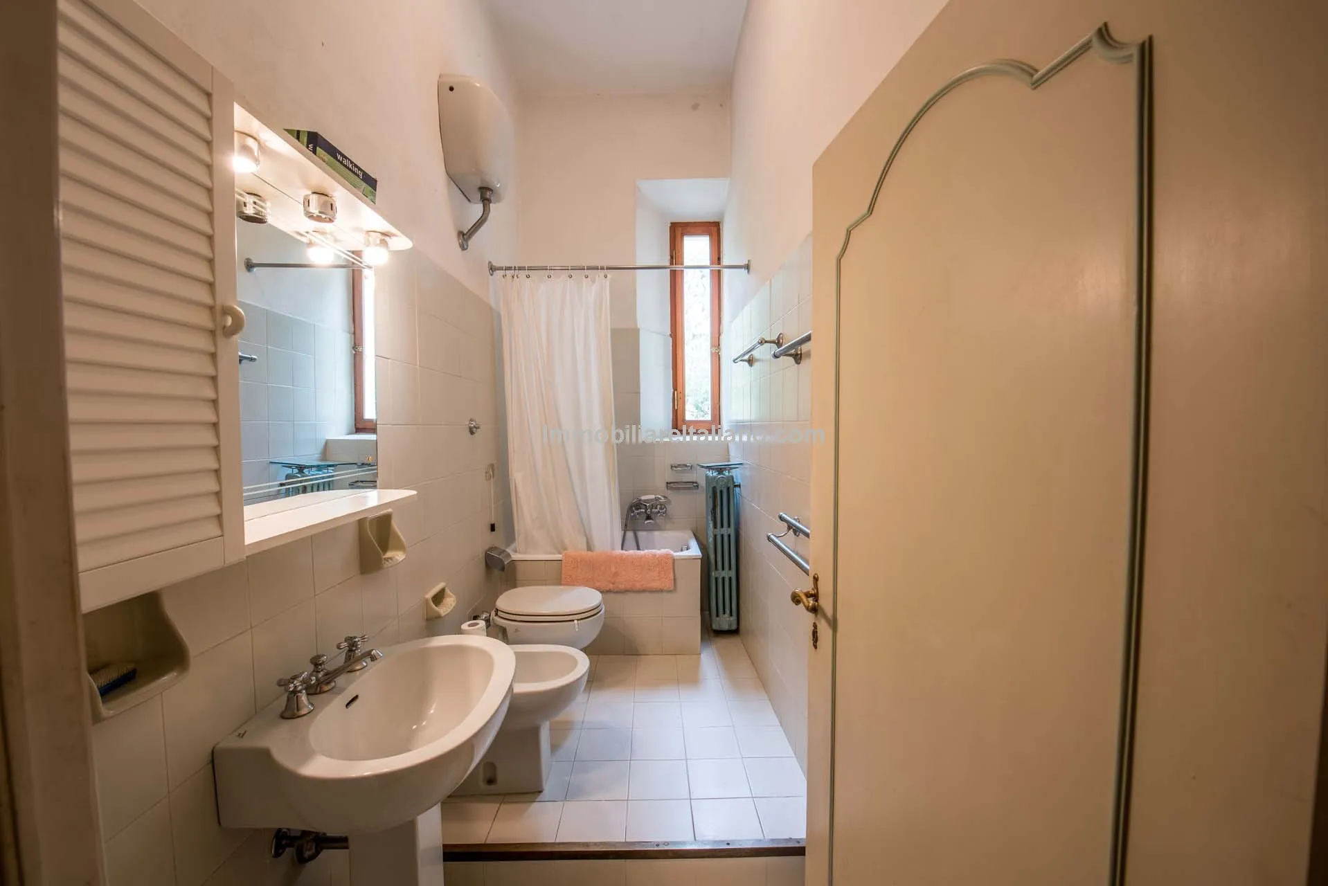 Spacious 7-Bedroom Villa with Expansive Grounds Near Arezzo, Tuscany - View image 43 of 48