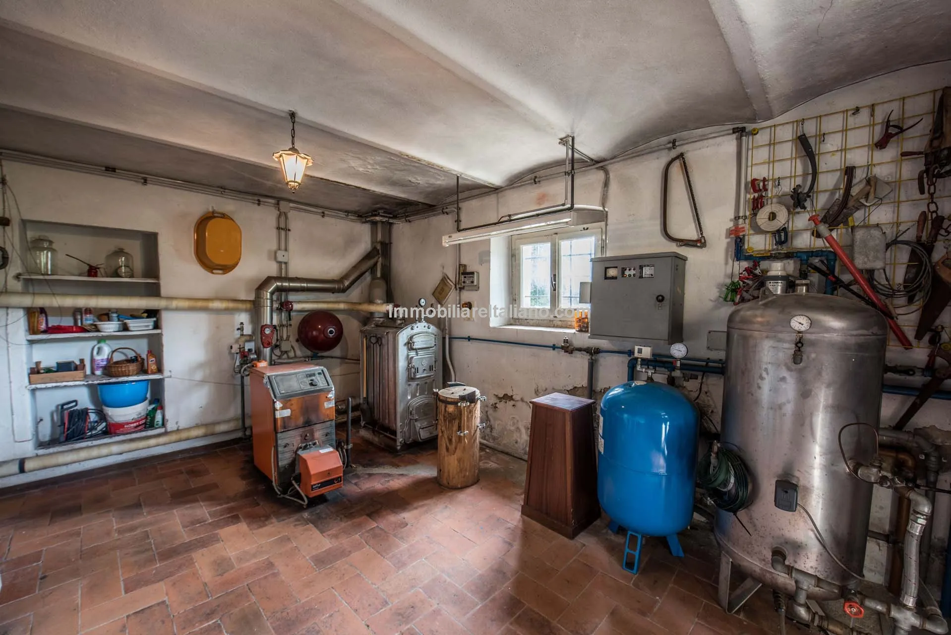 Spacious 7-Bedroom Villa with Expansive Grounds Near Arezzo, Tuscany - View image 47 of 48