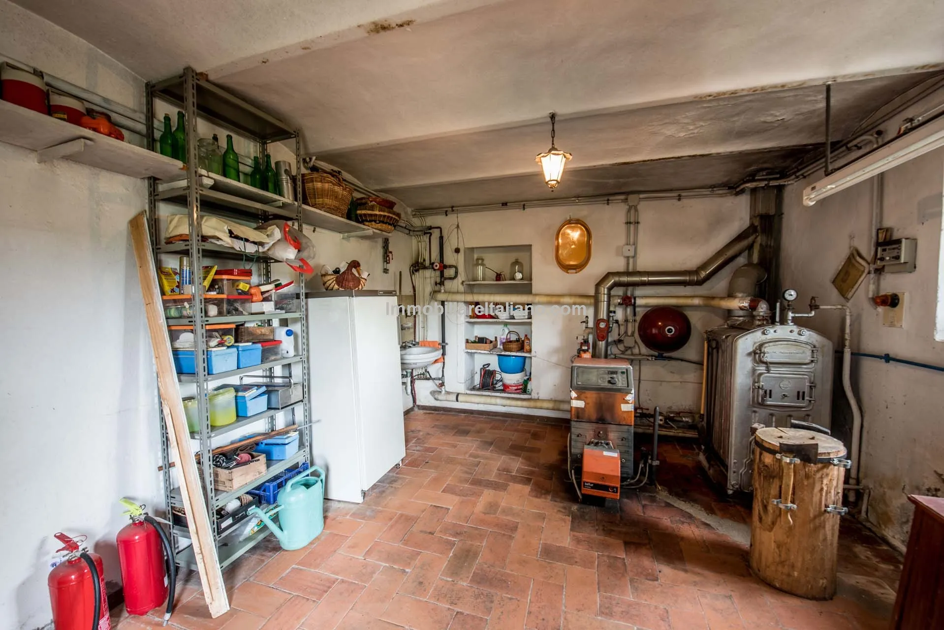 Spacious 7-Bedroom Villa with Expansive Grounds Near Arezzo, Tuscany - View image 48 of 48