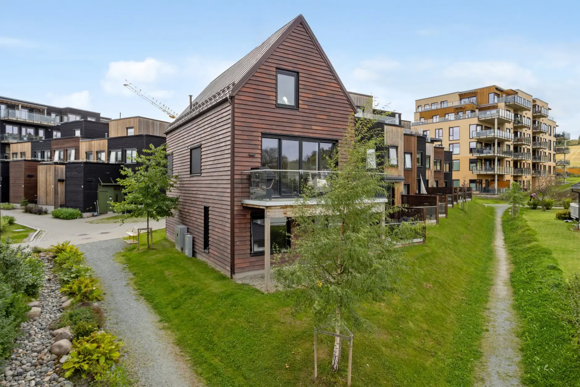 Contemporary 4-Bedroom Townhouse with Fjord Views in Trøndelag - Image 2