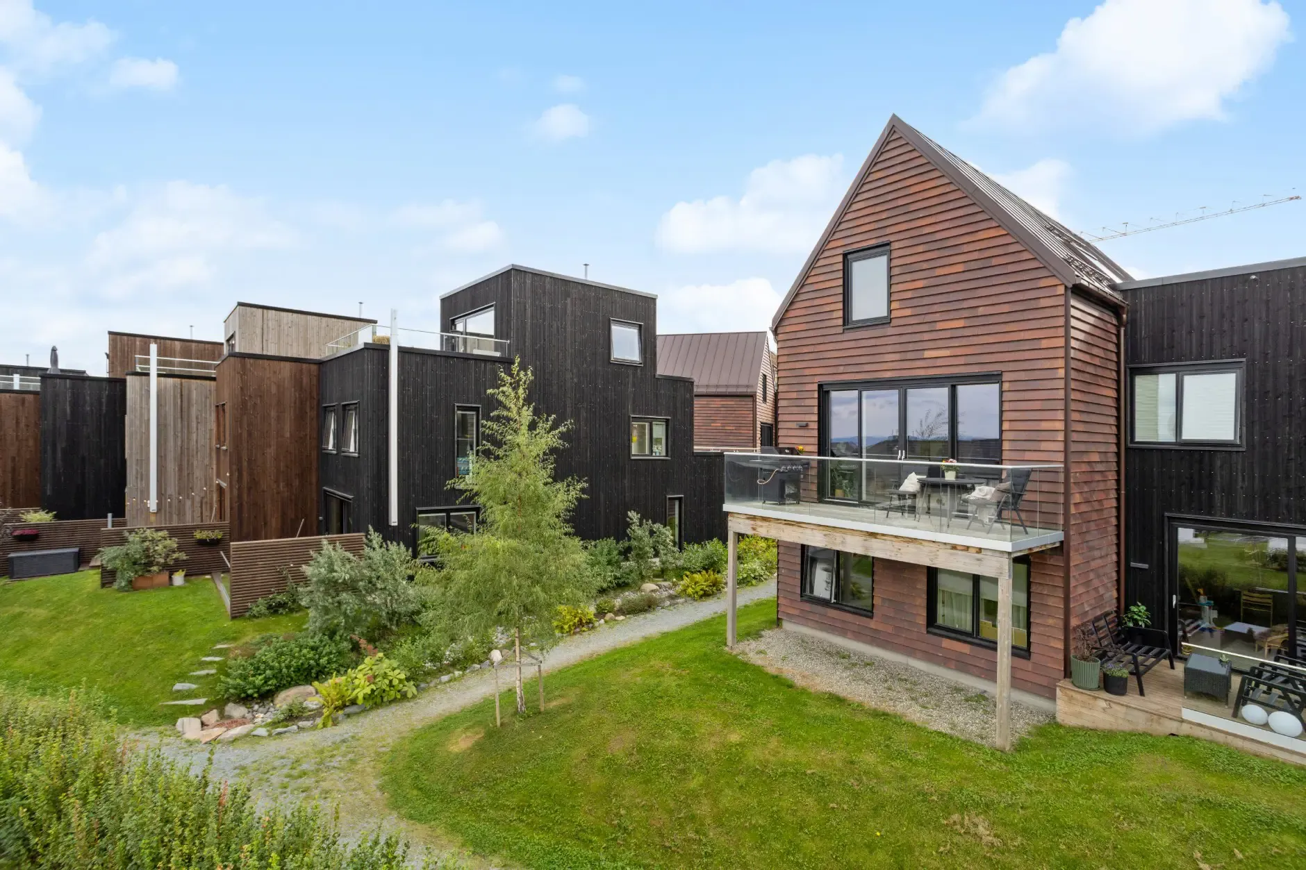 Contemporary 4-Bedroom Townhouse with Fjord Views in Trøndelag - Image 3