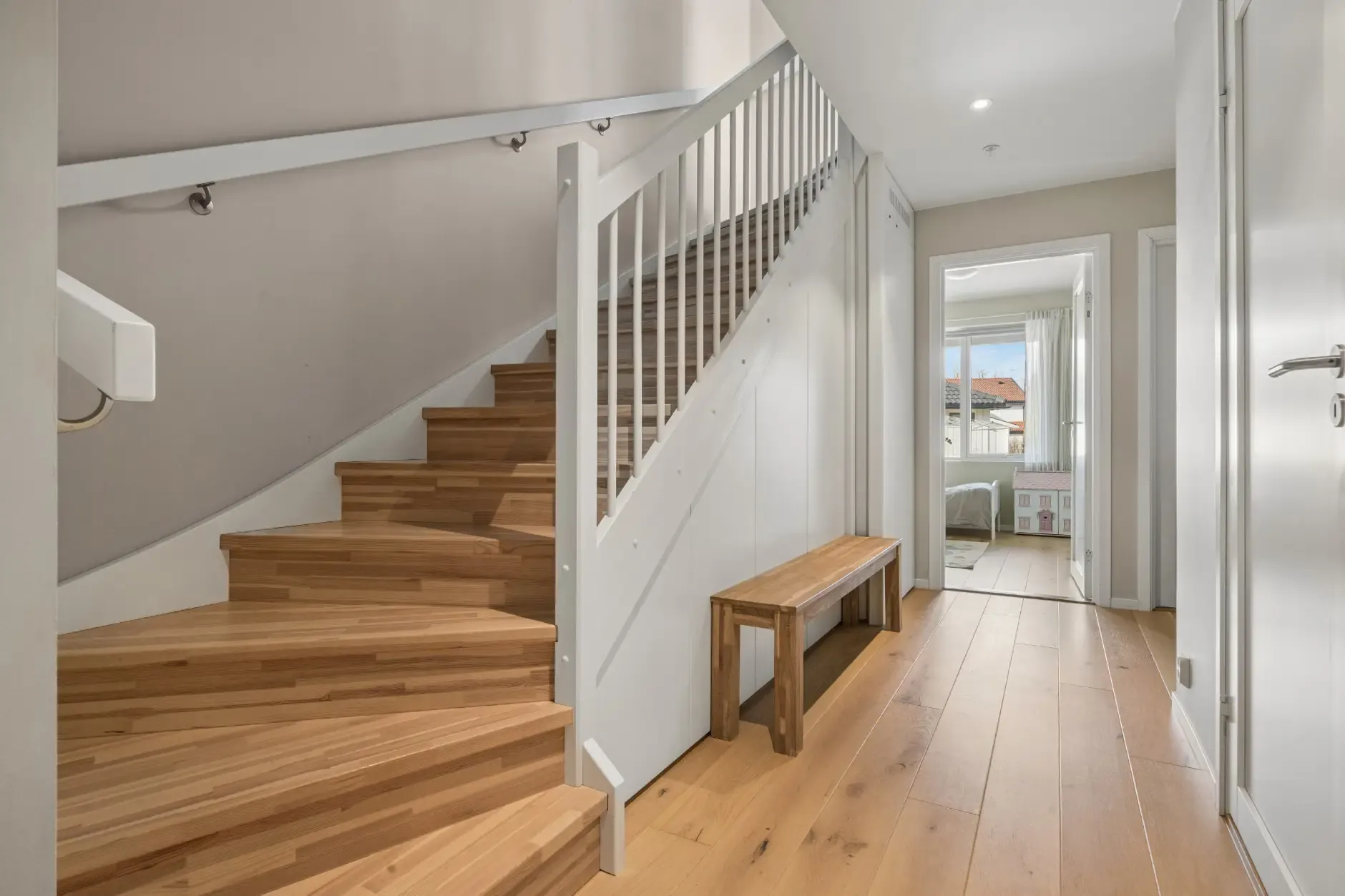 Contemporary 4-Bedroom Townhouse with Fjord Views in Trøndelag - View image 6 of 40