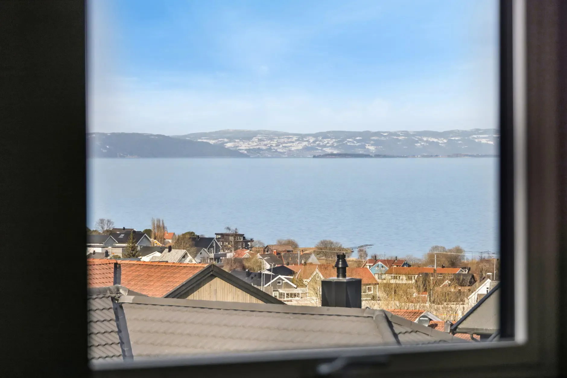 Contemporary 4-Bedroom Townhouse with Fjord Views in Trøndelag - View image 25 of 40