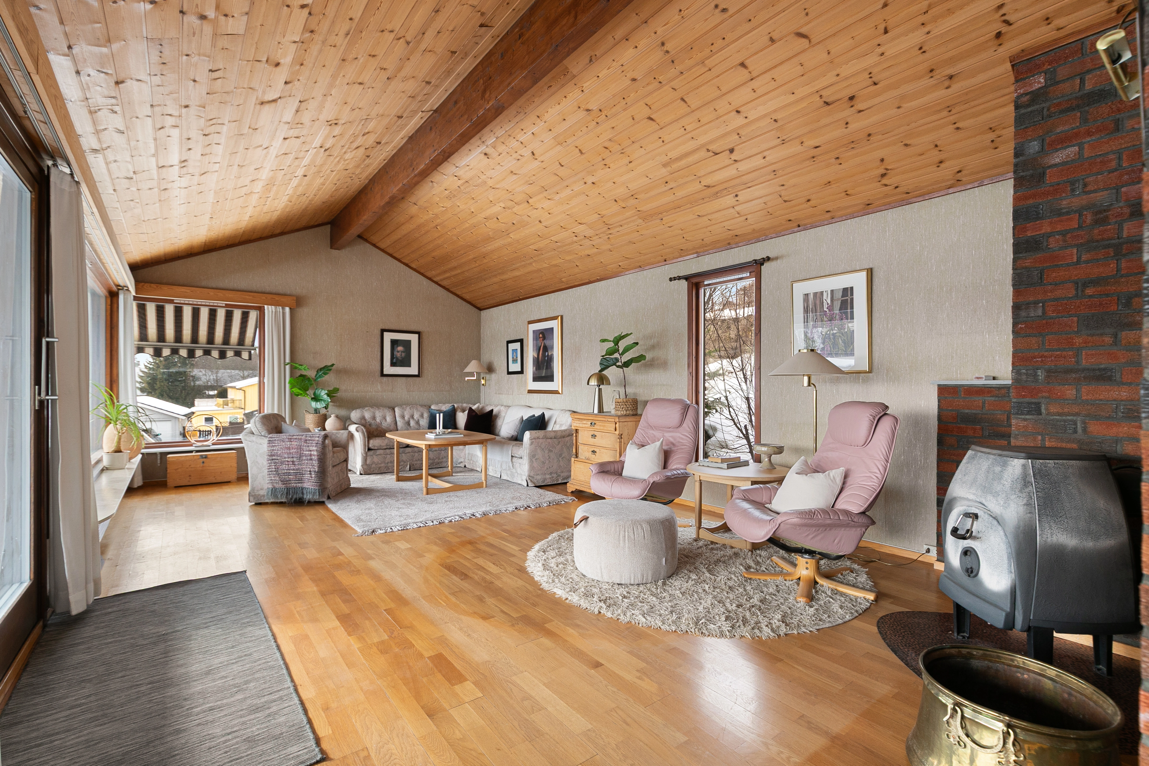 Amplia casa de 4 dormitorios con gran jardín en Brumunddal, ideal para familias. - Ver imagen 10 de 46