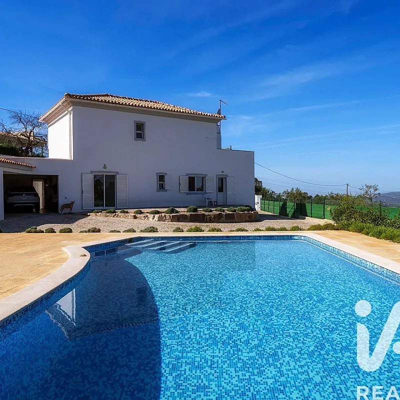 Contemporary 3-Bedroom House with Pool and Ruin in Santa Bárbara de Nexe