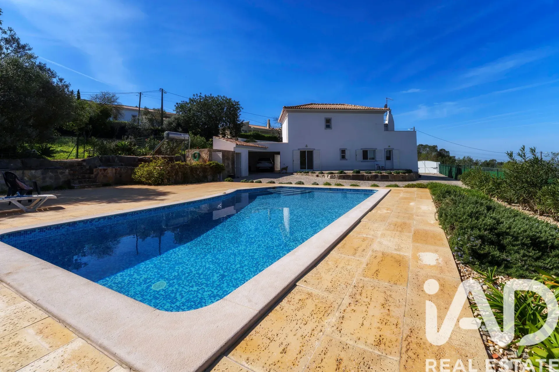 Contemporary 3-Bedroom House with Pool and Ruin in Santa Bárbara de Nexe - Image 2