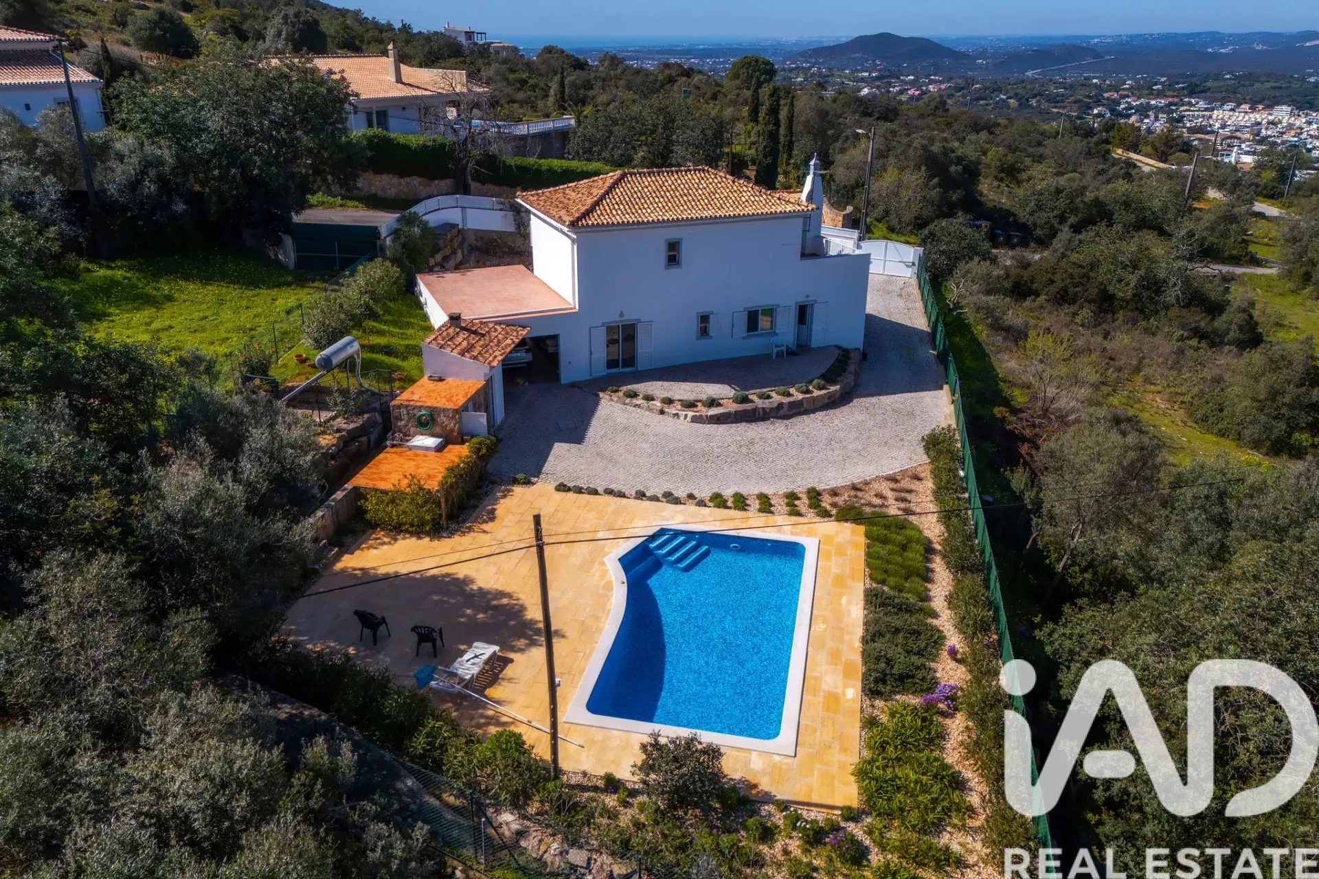 Contemporary 3-Bedroom House with Pool and Ruin in Santa Bárbara de Nexe - Image 3