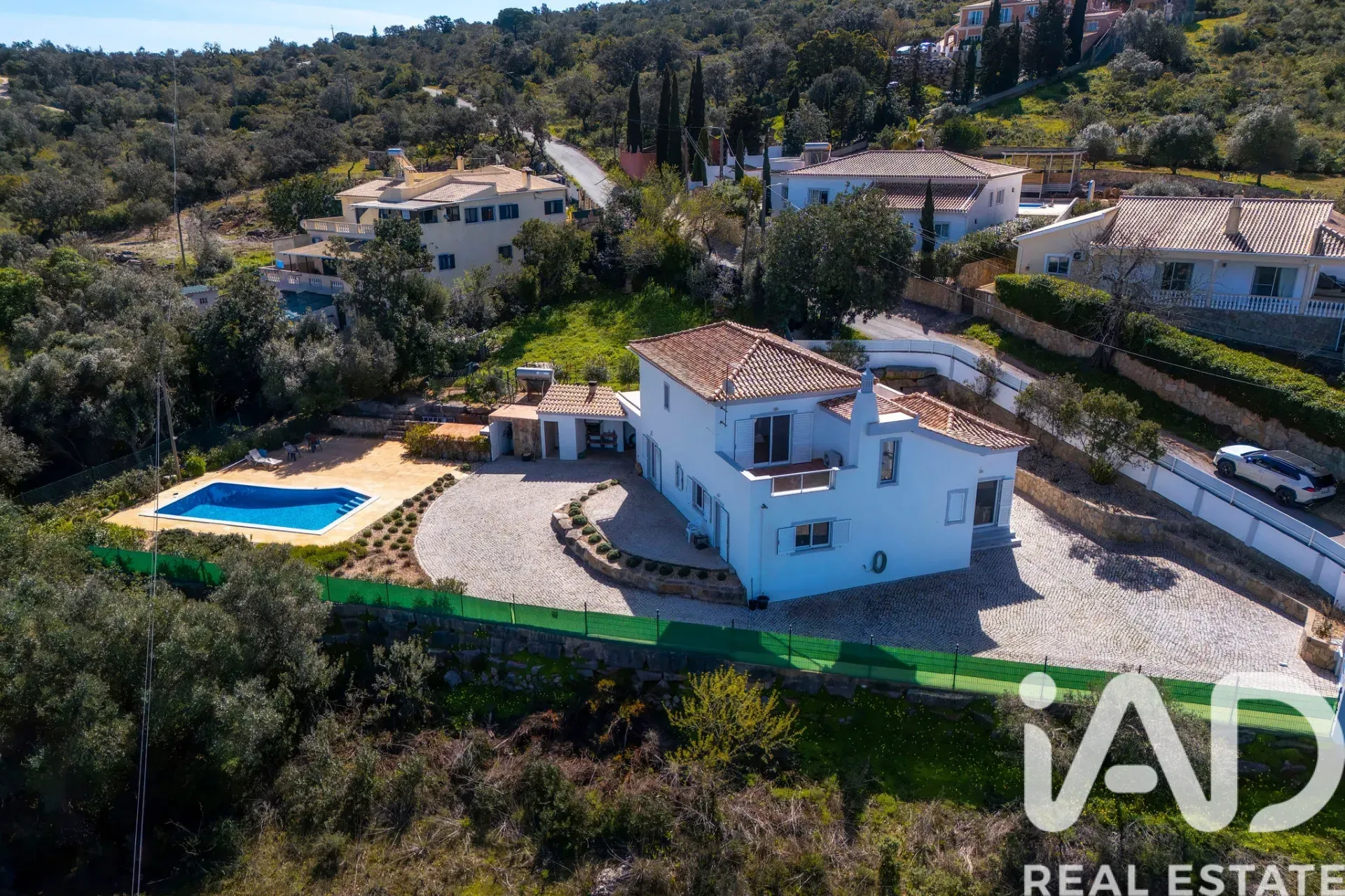 Contemporary 3-Bedroom House with Pool and Ruin in Santa Bárbara de Nexe - Image 4