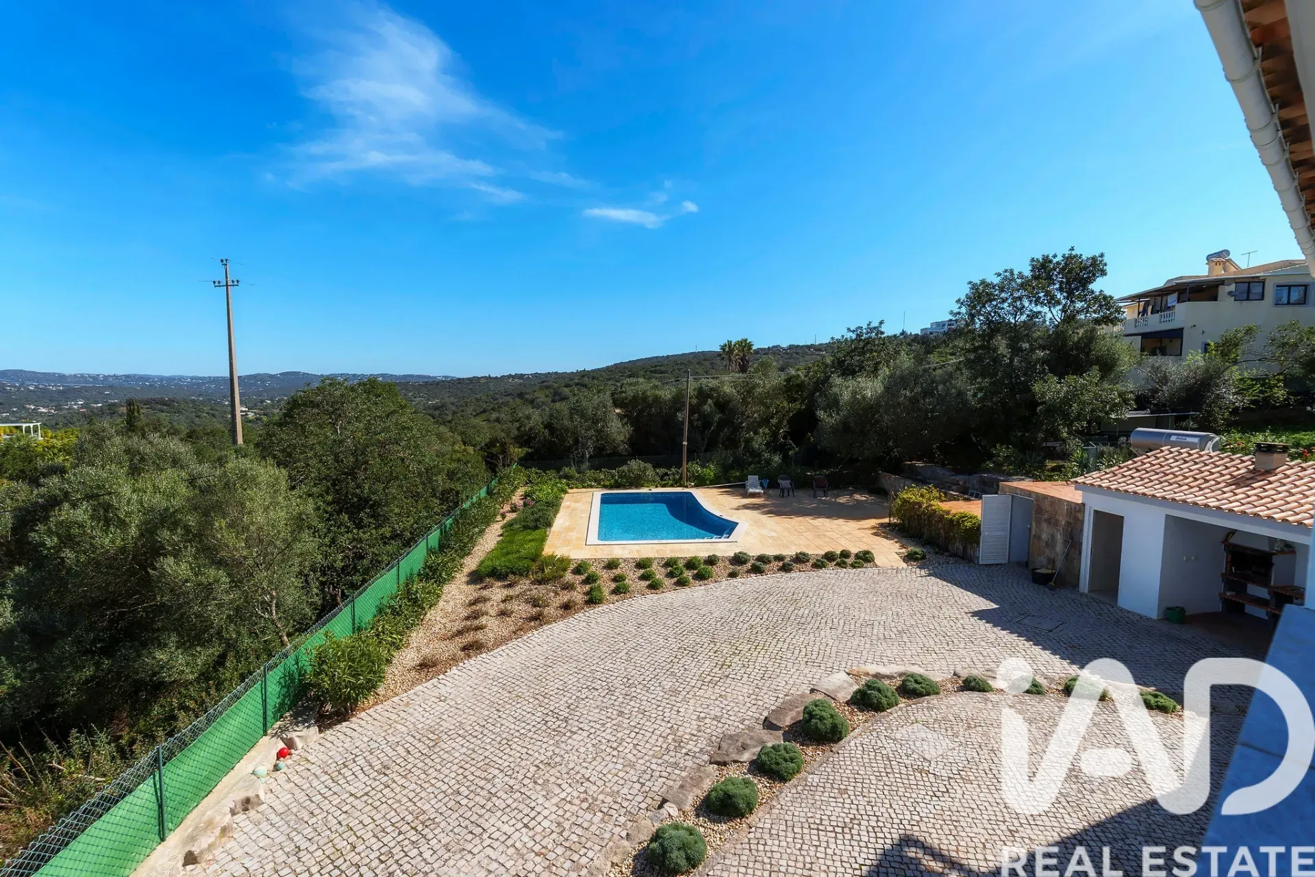 Contemporary 3-Bedroom House with Pool and Ruin in Santa Bárbara de Nexe - Image 5