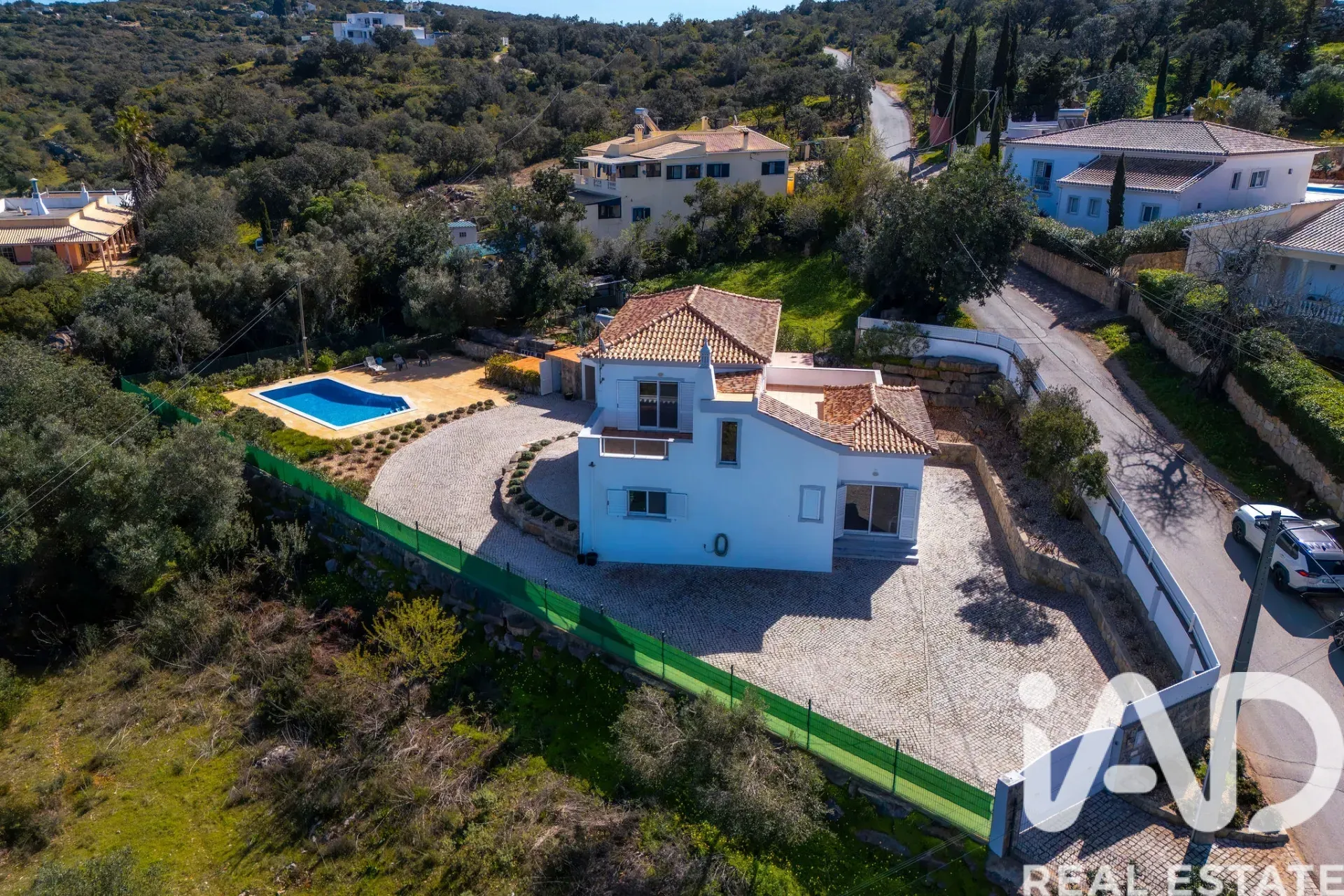 Contemporary 3-Bedroom House with Pool and Ruin in Santa Bárbara de Nexe - View image 6 of 37
