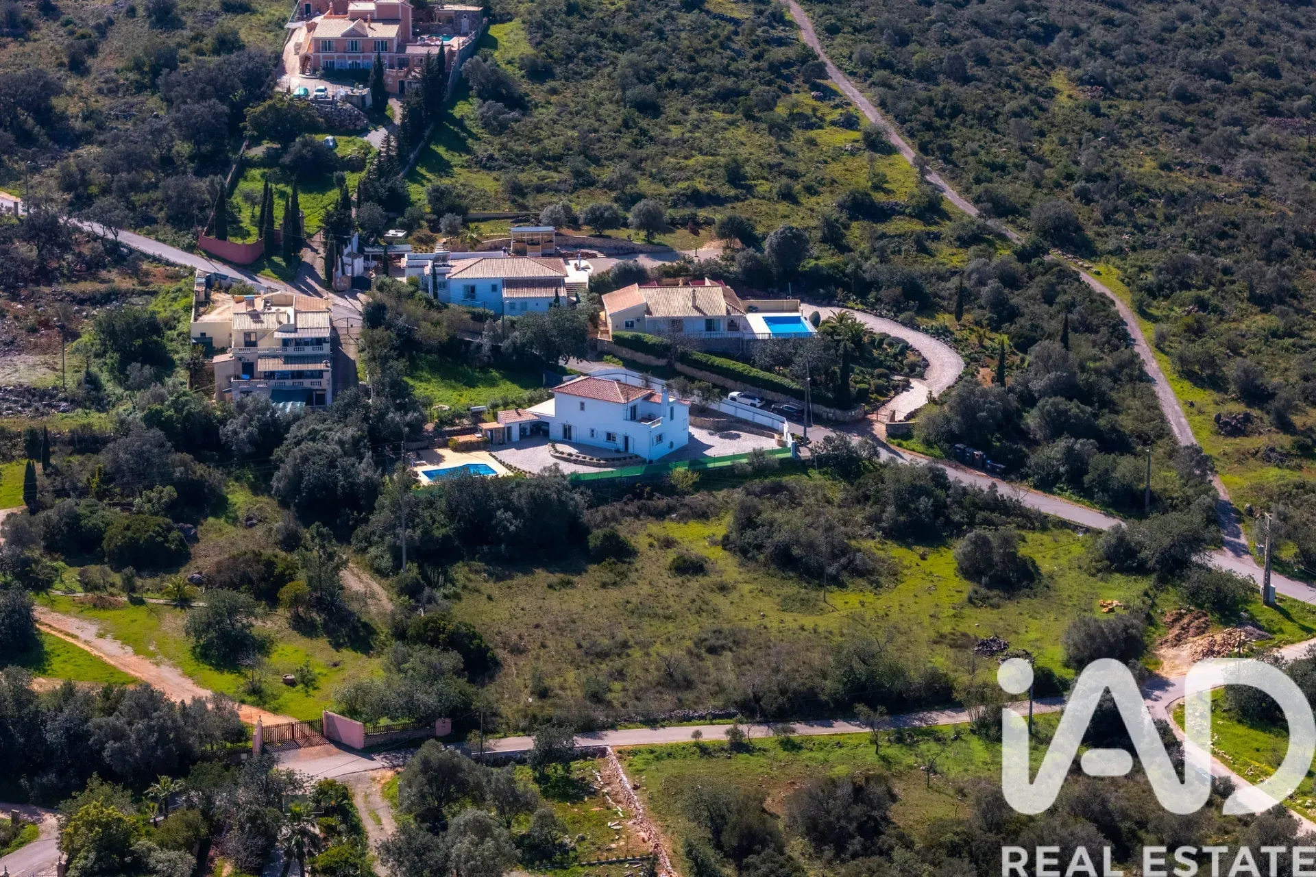 Contemporary 3-Bedroom House with Pool and Ruin in Santa Bárbara de Nexe - View image 7 of 37