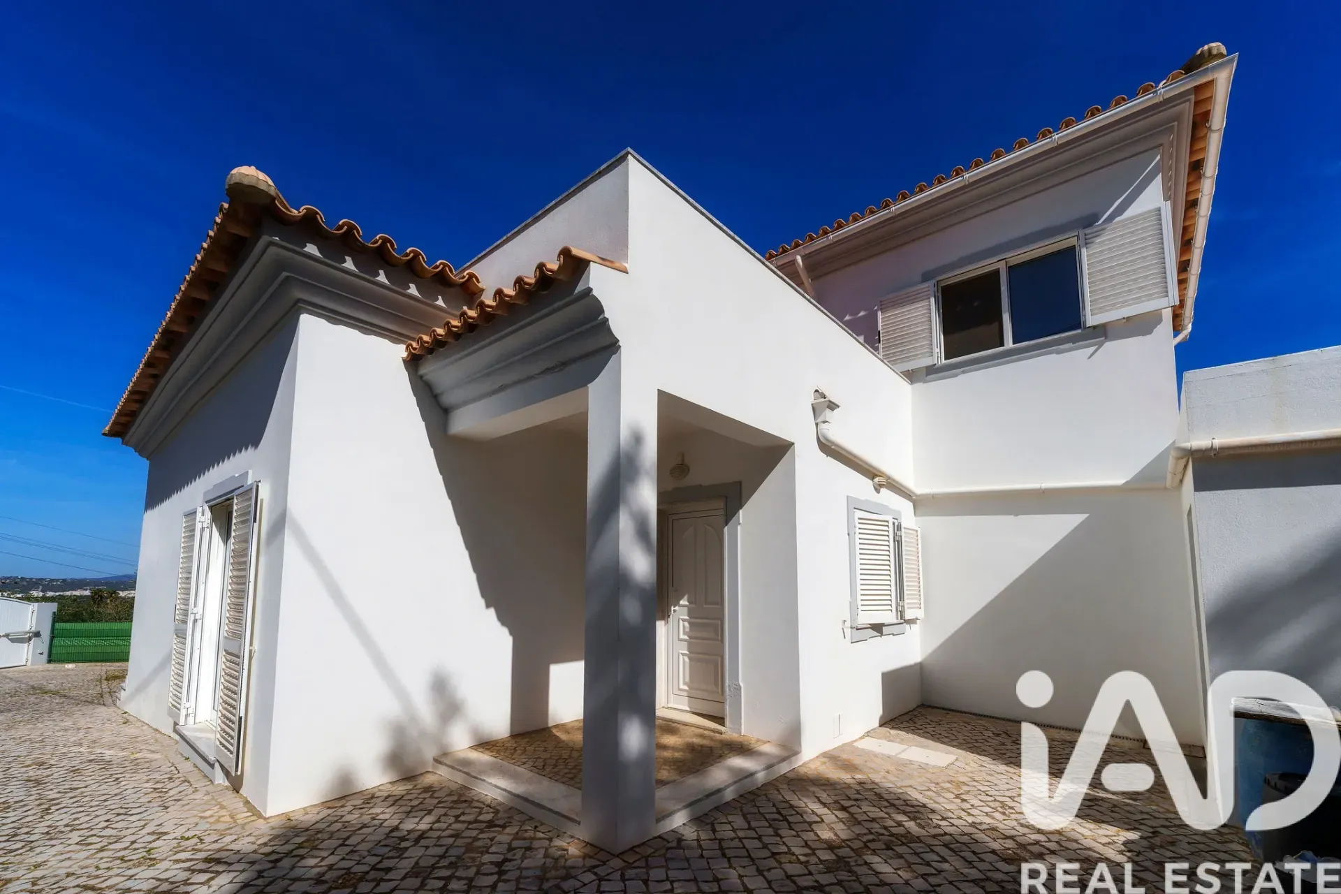 Contemporary 3-Bedroom House with Pool and Ruin in Santa Bárbara de Nexe - View image 9 of 37